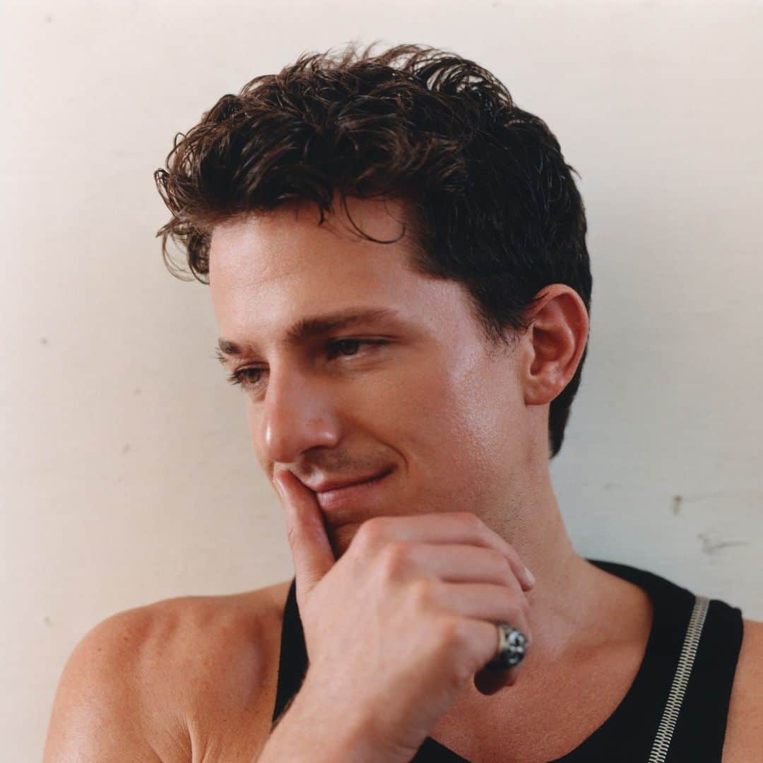 ワーナーミュージック・ジャパン洋楽のインスタグラム：「【Charlie Puth】 新曲「Lipstick」が日本テレビ系「ザ!世界仰天ニュース」の10月～のエンディングテーマに決定‼️ 次回の放送は10/3(火)。お楽しみに！  #チャーリープース、10月の来日公演まであと約3週間！😻」