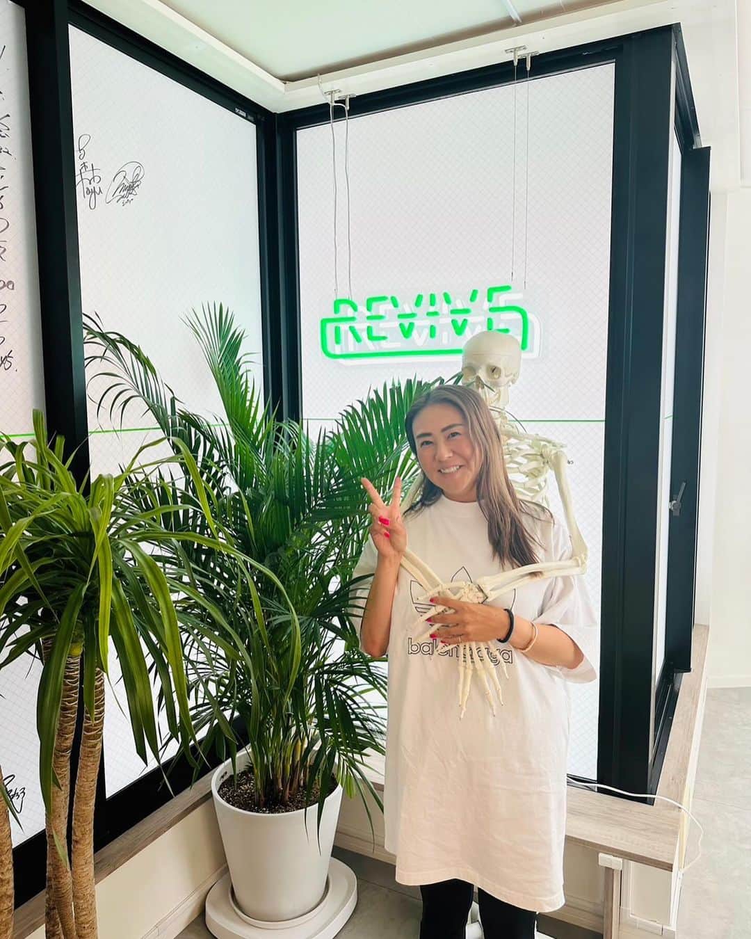 佐伯三貴のインスタグラム：「先日、森さんの治療院へ行ってきました❣️  森さんはずっと広島東洋カープのトレーナーとして経験を積まれかなりの腕の持ち主💪  なのにトーク力もあるから久しぶりだったけどずっと喋ってました😝  腰が痛くて股関節が悪かったんですけどさすが森さん👍  サクッと悲鳴を上げる痛さで治してくれました❤️笑  治療院の雰囲気もとてもいい感じでまた行きたいなって思いました❣️  あ！久しぶりにバックハグされました🤣笑  とてもガリガリな彼ですが抱きしめ心地は最高でした😂❣️  @revivesquare   #彼氏できました　☠️笑  最後の写真はハワイ自主トレの時の1枚😉」