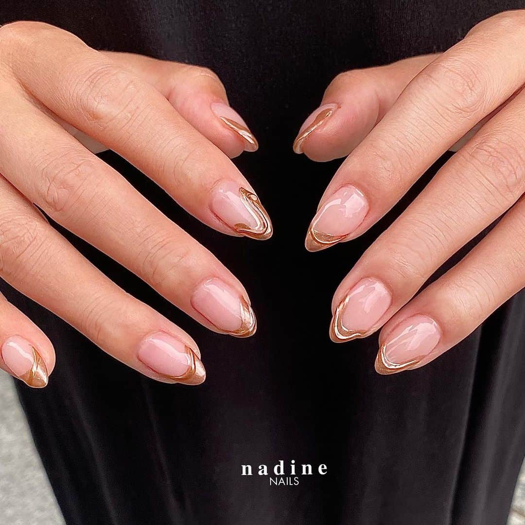 nadineNAILSさんのインスタグラム写真 - (nadineNAILSInstagram)「⚜️⚜️⚜️  ありがとうございます꒡̈⃝   #ミラーアート  #フレンチネイル  #秋ネイル   #ミラーフレンチ *─────────────────────────*  参照画像あり。  * * * #個性派ネイル #シンプルネイル #ミラーネイル #オシャレネイル #大人ネイル #恵比寿ネイルサロン #nailstagram  #autumnnails #ebisunailsalon #newnails  #nadinenails #美甲 #tgel #젤네일 #네일아트 #네일스타그램 #인기네일 #btsyoko #이달의네일 #가을네일」9月27日 12時02分 - nadine_nails_