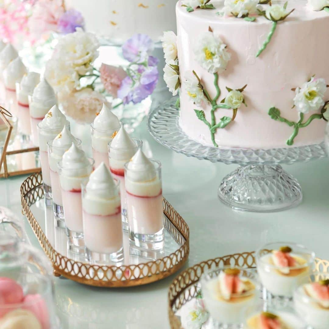 アルカンシエルグループさんのインスタグラム写真 - (アルカンシエルグループInstagram)「アルカンシエルluxe mariage名古屋の披露宴会場✨  シャンデリアや螺旋階段が目をひき 『白×光』の魔法が花嫁様を輝かせる【エクラ】の披露宴会場✨  どんなコーディネートも映える おふたりの理想のスタイルを叶える会場です🕊️  一際目を引く螺旋階段は 花嫁様の美しい姿を360度、ゆっくりとお披露目することができます  ......................................  「 #感謝を式のまんなかに。」  式を通じて、今いちばん伝えたいもの。 それはきっと、言葉だけじゃ足りない 「ありがとう」の気持ちで最高のおもてなしを…。  大切なゲストと一緒に作り上げる結婚式 専任のプロデューサーがおふたりの想いを形にします。 各会場アクセス抜群の好立地 ◾️おふたりやご家族らしさを大切にしたお料理が定評 ◾️いつもおふたりに寄り添うプロデューサー ◾️理想の演出でゲストにサプライズ  お問い合わせはプロフィールURLより💌 @arcenciel.wedding  ......................................  #アルカンシエル #結婚式 #結婚式場 #ゲストハウス #結婚式準備 #披露宴 #披露宴会場 #ウエディング #ウェディング #プレ花嫁 #プレ花嫁さんと繋がりたい #結婚式場探し #花嫁レポ #披露宴演出 #アルカンシエルluxemariage名古屋  #名古屋花嫁」9月27日 12時02分 - arcenciel.wedding