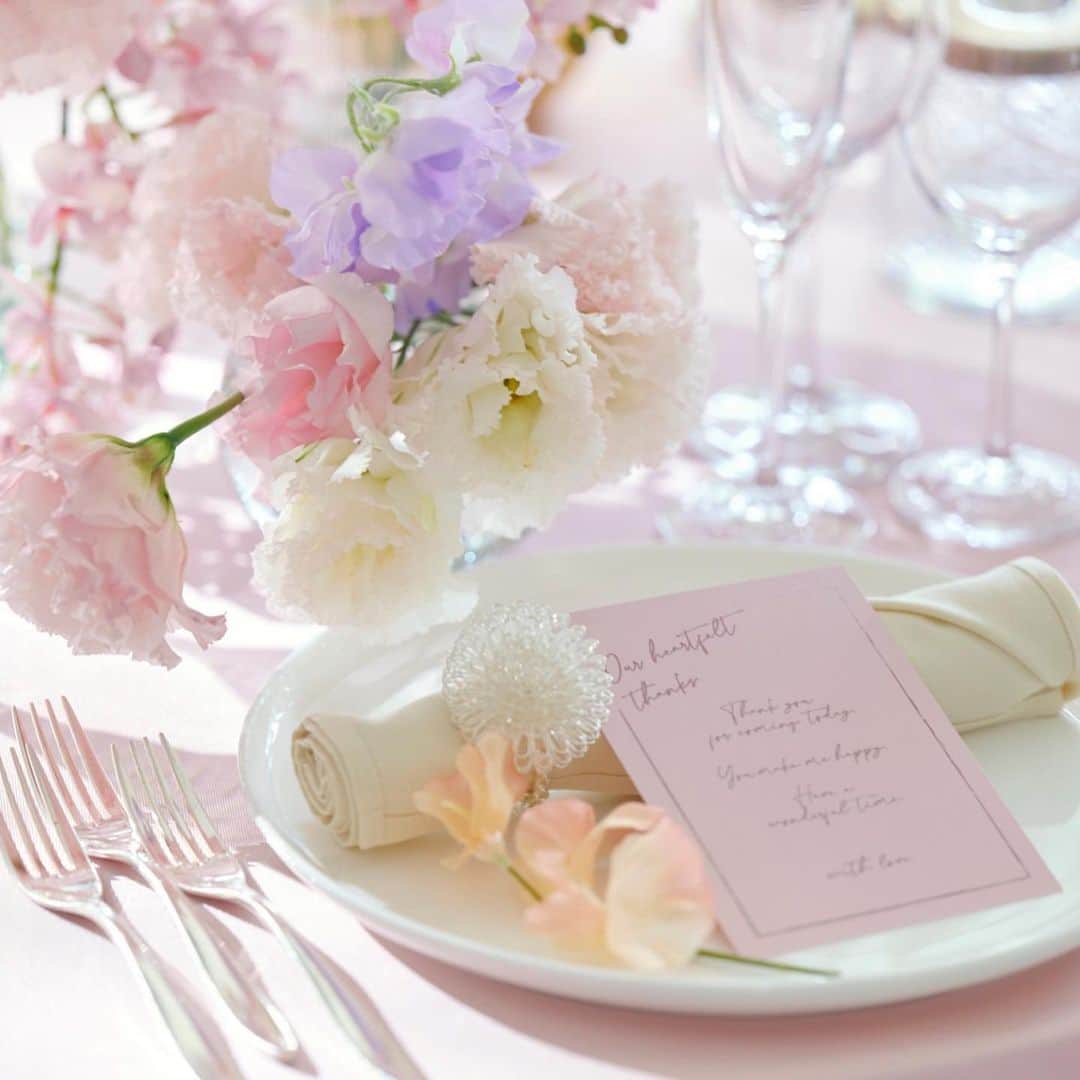 アルカンシエルグループさんのインスタグラム写真 - (アルカンシエルグループInstagram)「アルカンシエルluxe mariage名古屋の披露宴会場✨  シャンデリアや螺旋階段が目をひき 『白×光』の魔法が花嫁様を輝かせる【エクラ】の披露宴会場✨  どんなコーディネートも映える おふたりの理想のスタイルを叶える会場です🕊️  一際目を引く螺旋階段は 花嫁様の美しい姿を360度、ゆっくりとお披露目することができます  ......................................  「 #感謝を式のまんなかに。」  式を通じて、今いちばん伝えたいもの。 それはきっと、言葉だけじゃ足りない 「ありがとう」の気持ちで最高のおもてなしを…。  大切なゲストと一緒に作り上げる結婚式 専任のプロデューサーがおふたりの想いを形にします。 各会場アクセス抜群の好立地 ◾️おふたりやご家族らしさを大切にしたお料理が定評 ◾️いつもおふたりに寄り添うプロデューサー ◾️理想の演出でゲストにサプライズ  お問い合わせはプロフィールURLより💌 @arcenciel.wedding  ......................................  #アルカンシエル #結婚式 #結婚式場 #ゲストハウス #結婚式準備 #披露宴 #披露宴会場 #ウエディング #ウェディング #プレ花嫁 #プレ花嫁さんと繋がりたい #結婚式場探し #花嫁レポ #披露宴演出 #アルカンシエルluxemariage名古屋  #名古屋花嫁」9月27日 12時02分 - arcenciel.wedding