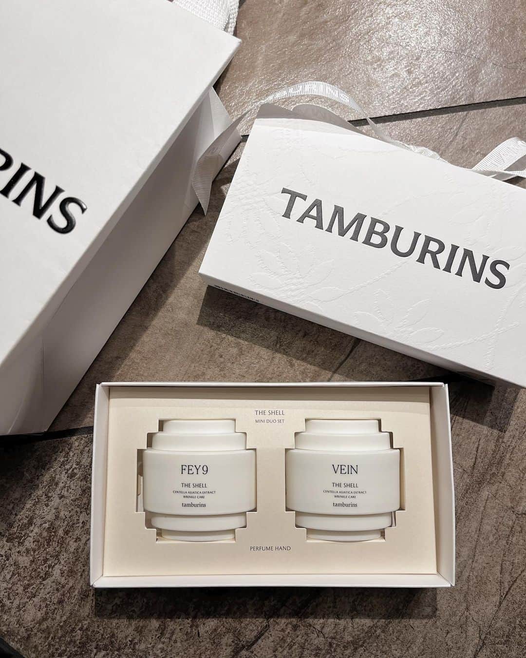 千秋のインスタグラム：「韓国でのshopping🛍️ @tamburinsofficial は韓国で有名な @gentlemonster がやっているコスメやフレグランスのブランドで日本未上陸🇰🇷 ジェニー @jennierubyjane が好きなのもあって、毎回買っちゃう🫶🏻 このセットは安くてオススメ。娘と分けよう。 どっちが好きかな  韓国での購入品動画はまたYouTubeでまとめてやりますね🎥  #tamburins #blackpink #jennie」