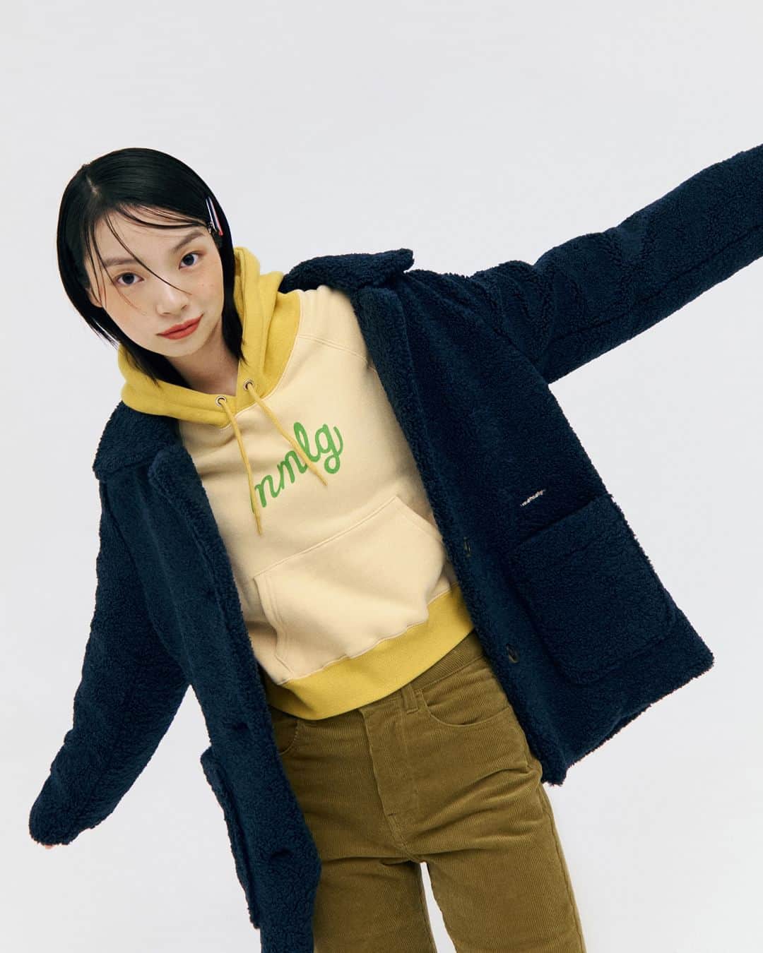 87MMのインスタグラム：「🍋  Women Collection WE PLAY WOMEN  ‘WE PLAY WOMEN’은 스포츠를 좋아하는 어느 대학생의 옷장을 상상하며 그려낸 딜리버리입니다. 캐주얼하고 스포티한 스웨트 아이템에 다소 여성스러운 우븐 아이템을 함께 섞어 위트 있는 스타일링을 제안합니다.  23.10.02 (Mon), 12:00  87mm.co.kr」