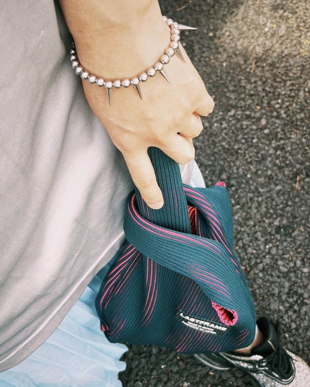 のインスタグラム：「今日はとげとげブレスレットを着けてお出かけ😌🤍」