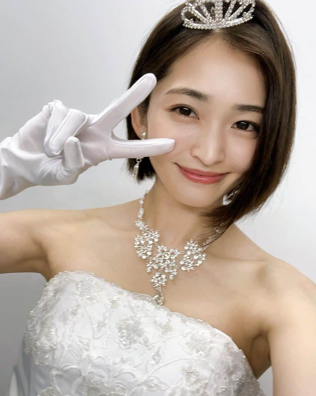 岡本玲のインスタグラム：「. ドラマ「その結婚、正気ですか？」 みなさまのおかげで、全8話無事放送終了いたしました💍！  ご視聴くださった皆様、応援してくださった皆様、毎週楽しんでコメントくださった皆様、ありがとうございました！  初めてのラブコメ&連ドラ主演だったので、今回関わった方が「楽しかった。良い現場だった！」と後からそう思い返せる作品になれば…と、それがきっと観てくださる方にもいいパワーとして伝わるのではないか…と、常にポジティブな空気の現場になることをまず第一の目標として、挑ませていただきました😄  本当に温かいスタッフさん、キャストさんばかりで、終始笑いの絶えない現場になって嬉しかったなぁ！  いろんなことが手探りでしたが、手作り感ある、体温を感じる、そんなホッとする胸キュンラブコメディになったのではないかなと思います。  原作のアキラ先生にも毎週放送を楽しんでいただけて、こんなに一緒に応援してくださる原作者さんはいないのではないかってくらい！アキラ先生の優しさに、その心強さに、本当に感謝しています✨そして、原作のこれからのストーリーも楽しみです☺️  放送は終了しましたが、Blu-ray発売もあるそうで、特典がなにやら色々あるそうです。懐事情とご相談しつつ、店舗別特典もあるみたいなのでよかったらチェックしてみてくださいね🌻  撮影していたのはもう3ヶ月くらい前なのか。あっという間の3ヶ月でした。また皆さんと作品づくりできますように。  そしてまた、楽しい作品を見てくださる方にお届けできるよう、頑張っていきたいと思います。  応援ありがとうございました✨✨」