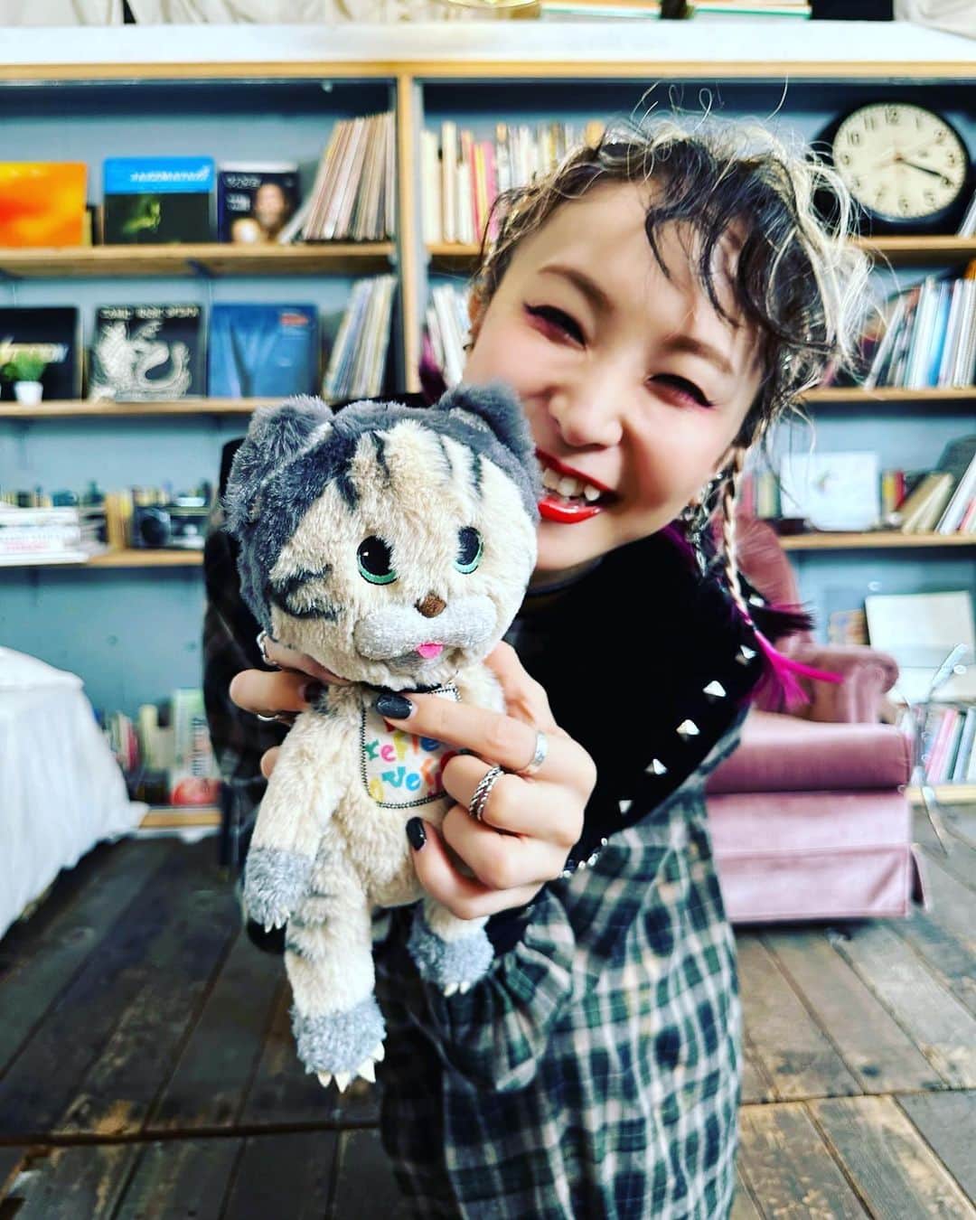 LiSAさんのインスタグラム写真 - (LiSAInstagram)「ROY猫がポーチとぬいぐるみになりましたっ🐈🐈‍⬛👑 ななこさんに手作りで作っていただいたROY DOLLの子供達、絶対可愛がってくださいっ☻🐈🐈🐈🐈🐈🐈🐈🐈‍⬛👑 お家でもお出かけでも一緒だねっ🐈‍⬛🐈👑 便利で可愛い子です☻ 細部までめちゃめちゃこだわって作ってもらいました☻ https://royreflectoverjoy.jp  RT  #Repost @freekshow with @use.repost ・・・ -Roy reflect overjoy-  LiSAちゃんがプロデュースする Roy reflect overjoyから 製作したROY DOLLのショルダーポーチとぬいぐるみが発売になります ディテールも細かく再現されていて とてもかわいく出来ててうれしい☺︎  9/26発売🤍」9月27日 12時10分 - xlisa_olivex
