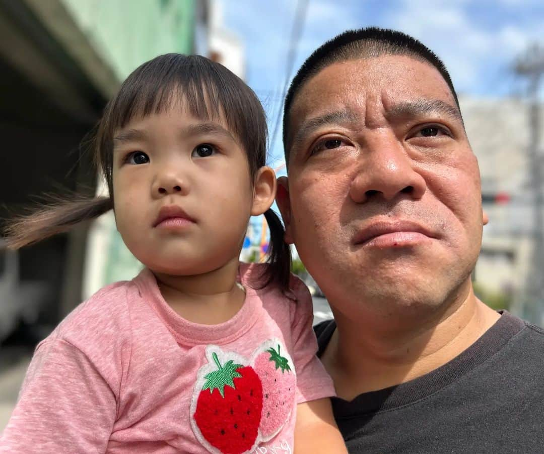 チェリー吉武のインスタグラム：「Are you starting to resemble your father little by little?  Cheri's daughter had a bad cough for about a week, but she recovered safely.  サンキューチェリーマッチ🍒 長引いた咳地獄から無事に復活したチェリ子さん また凛々しくなり そしてもう少しでお姉ちゃんになるんだ！」