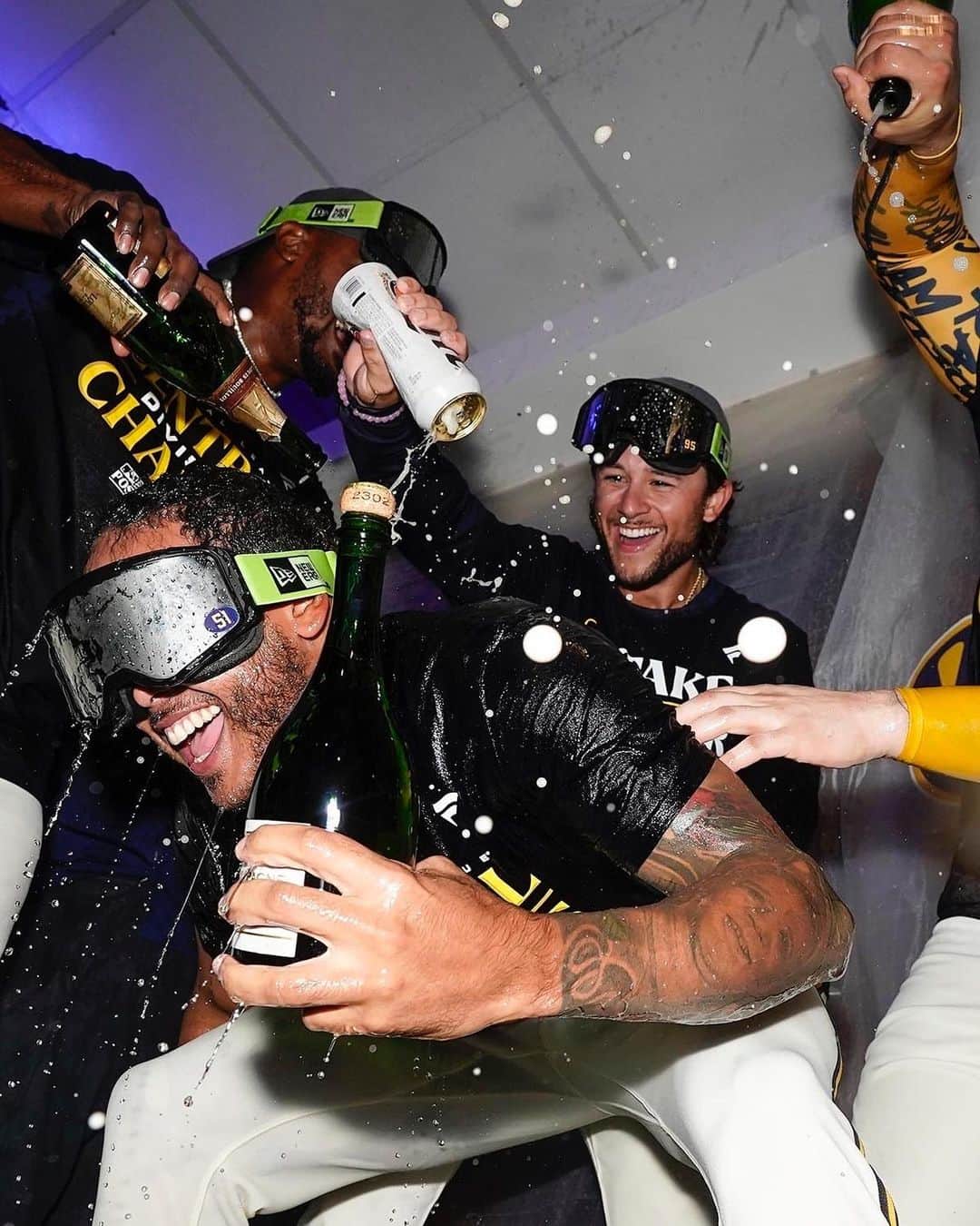 MLBさんのインスタグラム写真 - (MLBInstagram)「Crew love from October’s very own. #CLINCHED」9月27日 12時12分 - mlb