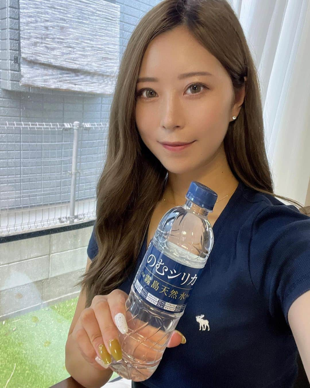 高塚南海さんのインスタグラム写真 - (高塚南海Instagram)「娘が産まれてから１ヶ月経ちました👶🏼 やっと少しずつ私も娘もリズムが取れてきたかなぁ𓈒 𓂂𓏸 初めての子育て奮闘中❕  家の中で過ごすことが増えて 少し散歩に出かけたりするけど まだまだ外は暑いですね😲💦  家の中でもしっかり水分補給しないと🫣 意識してとらないと全然飲めてない日とかある。。  のむシリカは美容にも良くて カラダの調子も整えてくれる👍🏼 中硬水なのに軟水のように飲みやすいけど ベイビーのミルクには使ってないので 私の水分補給専用🥤🤍  □20%offキャンペーンも実施中❕ 実施期間2023年9月1日〜2023年10月31日  @nomusilica_official   #女の子ママ #令和ベビー #生後１ヶ月 #シリカ #シリカ水 #のむシリカ #supported #ナチュラルミネラルウォーター #霧島天然水 #美容 #ケイ素」9月27日 12時12分 - southsea28