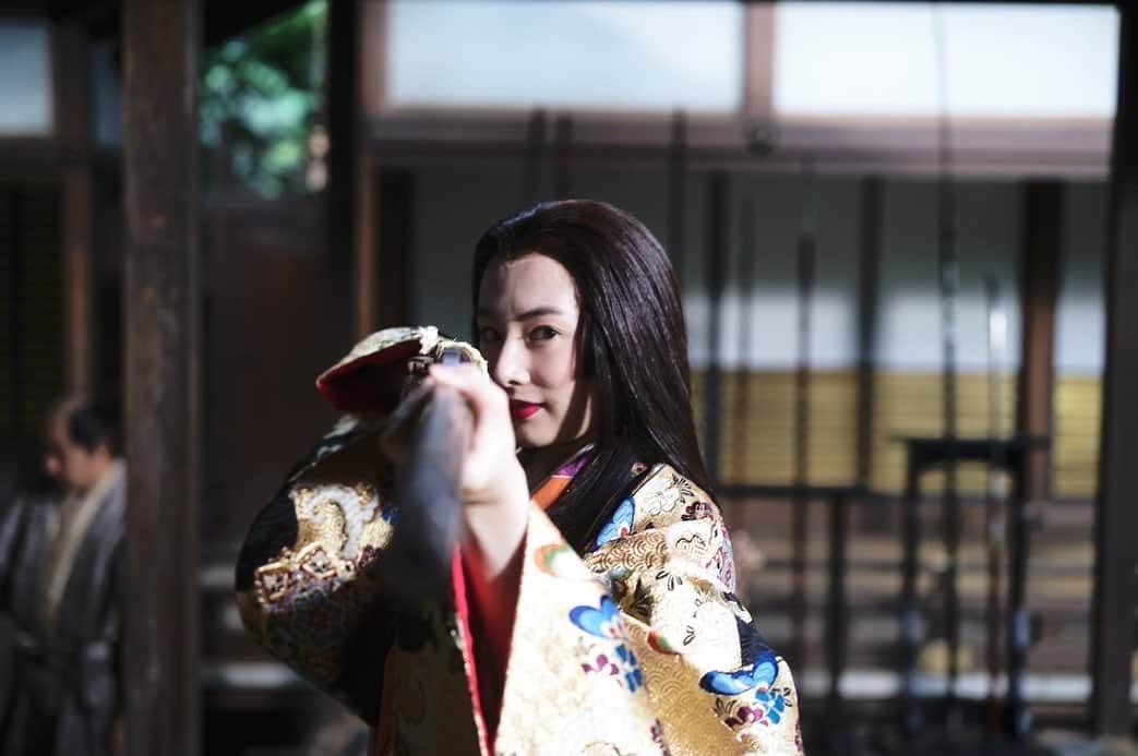 のインスタグラム：「⁡ ⁡ はい！ 茶々殿です！ 浅井長政とお市様の長女であり、秀吉の側室。やがて戦乱の世で家康との最後の戦いをする事になる。。 ⁡ 演じるのは北川景子さん。お市に続き二役目です。 市との違いも含めて、どんな茶々になるのか楽しみです！！ ⁡ photo by Ieyasu & Staff ⁡ #どうする家康 #茶々 #北川景子 #茶々役が見事的中した方 #お見事です #色々とおめでとう #心身ともに大事にね！ #最後まで宜しくです😎 #松本潤 #徳川家康」
