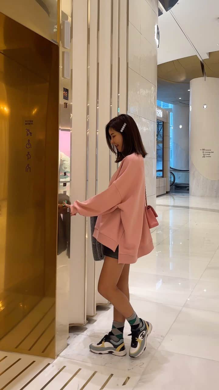 キム・ジュニのインスタグラム：「핑크컬러 주문량 무슨일🤩 현재 블랙이 압도적 1등!  핑크, 멜란지, 슈크림 거의 비슷한 순으로 공동 2위! 🙋🏻‍♀️😃  빠르게 받아보시려면 1차 마감전 서둘러주세요!!  오늘도 역대급 주문 정말정말 감사합니다 😭😭🙏🏻🙏🏻🙏🏻 역시 울 고객님들은 언제나 최고!!」