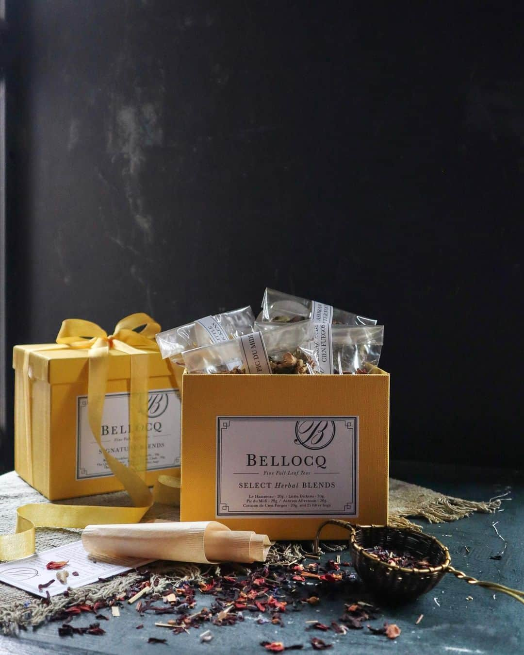 H.P.DECOのインスタグラム：「NYブルックリンのティーブランド ベロック ( @bellocq ) の " SIGNATURE BLENDS " と " SELECT Herbal BLENDS " は、数あるブレンドの中から代表的な5種類の茶葉をそれぞれセレクト。  25枚の紙フィルターがセットなので、お気軽にティータイムをお楽しみいただけます。  色々なブレンドをお試しになりたい方、まだBELLOCQを飲んだことのない方へのギフトなどにもおすすめです。  【 SIGNATURE BLENDS 】 NO.1 BELLOCQ BREAKFAST：紅茶( インド・スリランカ・中国 ) NO.38 MAJORELLE MINT：中国茶、スペアミント、キンセンカ、香料 NO.45 WHITE WOLF：白茶、八角、スペアミント、バニラビーンズ、コーンフラワー、黒フサスグリの葉、シダーチップ、胡椒、香料 NO.47 THE QUEEN'S GUARD：紅茶、ラベンダー、バラ、コーンフラワー、天然香料 NO.52 ETOILE DE L'INDE：緑茶、白茶、バラ、コーンフラワー、マリーゴールド、香料  【 SELECT Herbal BLENDS ( カフェインフリー ) 】 NO.12 LE HAMMEAU：レモングラス、レモンバーベナ、スペアミント、バラ、カモミール、ラベンダー、セージ、香料 NO.122 NOCTURNE：カモミール、スペアミント、ラベンダー、ミュールン・フラワー NO.42 LITTLE DICKENS：ルイボス、カカオ、ジンジャー、シナモン、スペアミント、バラ、バニラビーンズ、キンセンカ NO.48 PIC DU MIDI：ジンジャー、スペアミント、レモンバーベナ、黒スグリの葉、香料 NO.100 CORAZONE DE CIEN FUEGOS：ハイビスカス、レモングラス、シナモン、ローズペタル、ラベンダー、コーンフラワー   ----------------------------------------------------  【SHOP LIST】 ATELIER 表参道（旧H.P.DECO 表参道） 東京都渋谷区神宮前5-2-11 tel. 03-3406-0313  ATELIER 丸の内（旧H.P.DECO 丸の内） 東京都千代田区丸の内1-5-1 新丸の内ビルディング3Ｆ tel. 03-3287-1227  ATELIER 二子玉川（旧H.P.DECO 好奇心の小部屋 二子玉川） 東京都世田谷区玉川3-17-1 玉川高島屋ショッピングセンター南館4階 tel. 03-6411-7128  ATELIER 横浜（旧H.P.DECO 好奇心の小部屋 横浜） 神奈川県横浜市西区高島2-16-1 ルミネ横浜２階 tel. 045-534-8548  ATELIER 神戸（旧アッシュペーブチック） 神戸市中央区海岸通3-1-5 海岸ビルヂング北側1階 tel. 078-332-2327  ----------------------------------------------------  #atelier #アトリエ  #bellocq #bellocqtea #ベロック #ベロックティー #ティー #紅茶 #ティータイム #interiordesign #デザイン #海外インテリア #インテリア雑貨 #インテリアショップ」