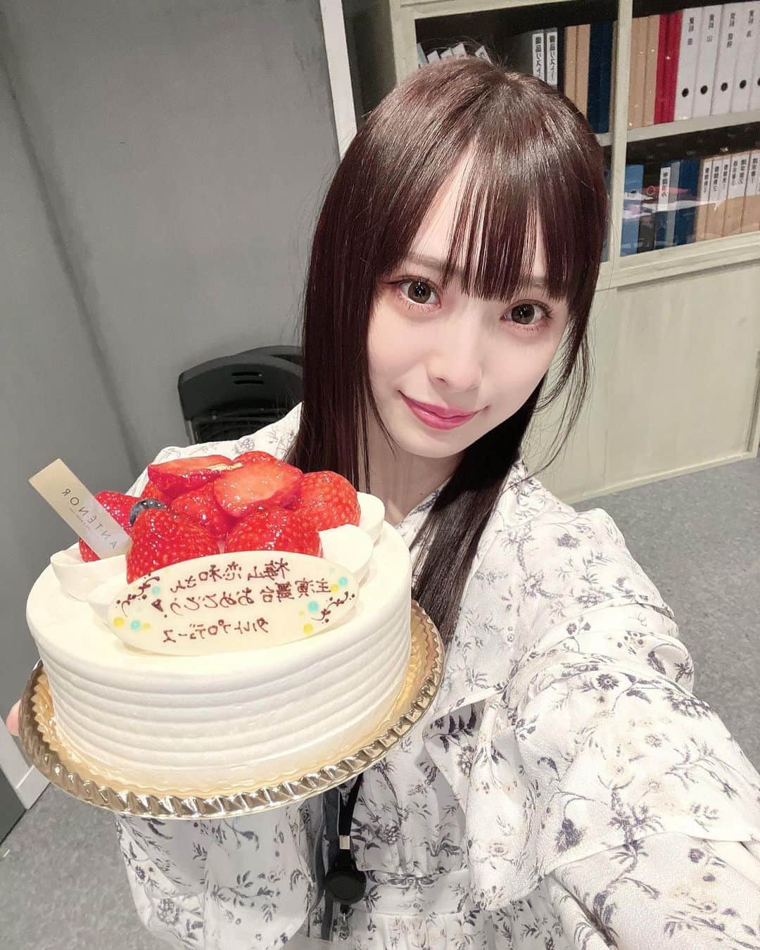梅山恋和のインスタグラム：「舞台「スタッフルーム」　 千秋楽を迎える事ができました！  全公演無事完走できて とても嬉しいです。  ご観劇くださった皆さま 本当にありがとうございました。  楽しんでもらえましたでしょうか？  初舞台で主演に選んでいただき 嬉しさより不安な気持ちが大きく 私が演じる事ができるのかと 心配しましたが演出の倉田先生に ご指導いただき演者の皆さんと 稽古に励み、たくさんお勉強 させていただきました。  お芝居の難しさだけではなく 楽しさも日増しに感じるようになり本番では 自信を持って舞台に立つ事ができました。  最高に楽しい舞台を作り上げる事ができたのは 素敵なキャストの皆さん、スタッフの皆さん、 そばで支えてくれている家族、 そしていつも応援してくれている 皆さんのおかげです✨☺️  初舞台がこの「スタッフルーム」で 良かった！と心の底から思います。  素敵な脚本を書いて下さった 江頭先生ありがとうございました！！  この経験を生かして 更にステップアップ　 できますよう精一杯頑張ります。  皆さんこれからも 応援宜しくお願いします☺︎  改めて、 素晴らしいご縁に感謝…！」