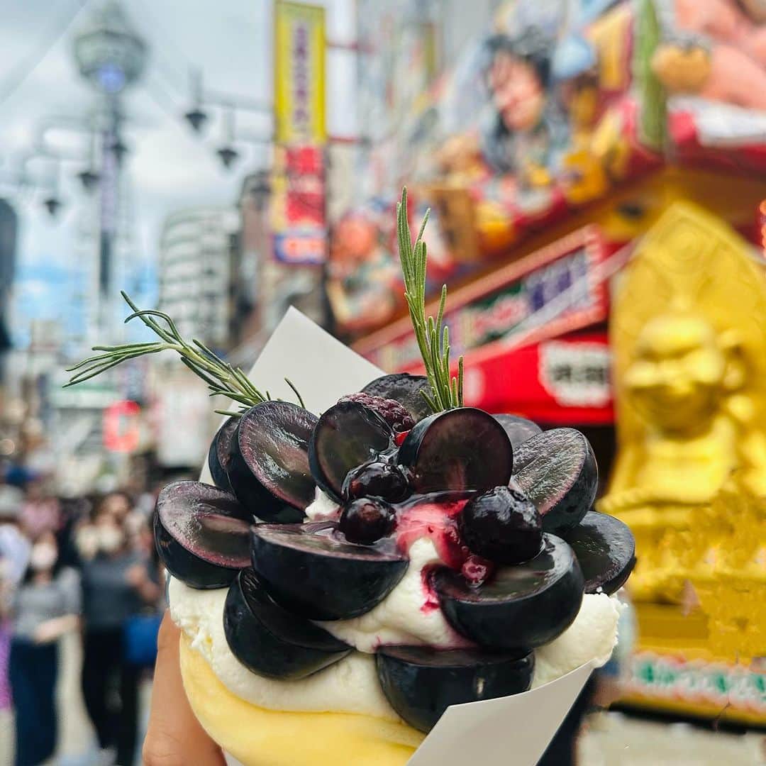 澤野井香里のインスタグラム：「久しぶりの#新世界 ✨ #通天閣 🗼に#ビリケン さん見て、すごく賑わってた🤭  @ck_shinsekai の産地直送のジューシーな葡萄🍇クレープと🎵  #ks_23✨ #ks_osaka✨ #大阪 #新世界 #大阪グルメ #新世界グルメ #グルメ女子 #osaka #shinsekai #pr @ck_shinsekai」