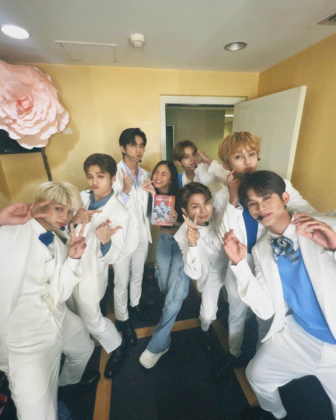 のインスタグラム：「Extremely proud of these handsome and talented boys!!!!👏🏼👏🏼👏🏼 Seeing you from day one until today…. JUST WOW!!!! 🥹👏🏼🥳🎊 Dreams do come true!!! You all deserve where you are right now. Continue to make us all proud as you conquer the global stage! 🌎 BIG CONGRATULATIONS #HORI7ON @marcuscabais_ @reysteryton_ @ialwaysvinci @kylerchua_ @_winstonpineda @_jeromymelendresbatac @kimhuatng1702 congrats also to @mld_official 👏🏼👏🏼👏🏼   FIGHTING? FIGHTING!!!!!!!!!!!!!✨✨✨」