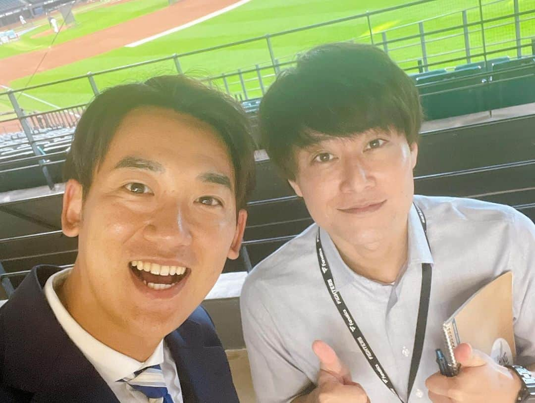 土井悠平さんのインスタグラム写真 - (土井悠平Instagram)「ダブル解説しゃけほ！🐟  清水直行さん 今成亮太さん  楽しいお話が出来ました🫶🫶  ファイターズも勝って、 万波選手がホームラン打って 幸せです😘  試合前は、 就活時代の戦友？ UHBの福本義久アナと📸 おれ、背後霊みたいなってる、、  あと小村球団社長のお話でシャウエッセンが食べたくなって シャウエッセンドッグも食べました☺️うまま😳😳 (伊藤投手グルメ🎣)  エスコン残り2試合！！ 頑張ります！！🔥  #北海道日本ハムファイターズ  #lovefighters  #gaora  #シャウエッセン  #エスコンフィールド北海道  #北海道 #北広島  #finalgames」9月27日 12時39分 - doi_yuhei