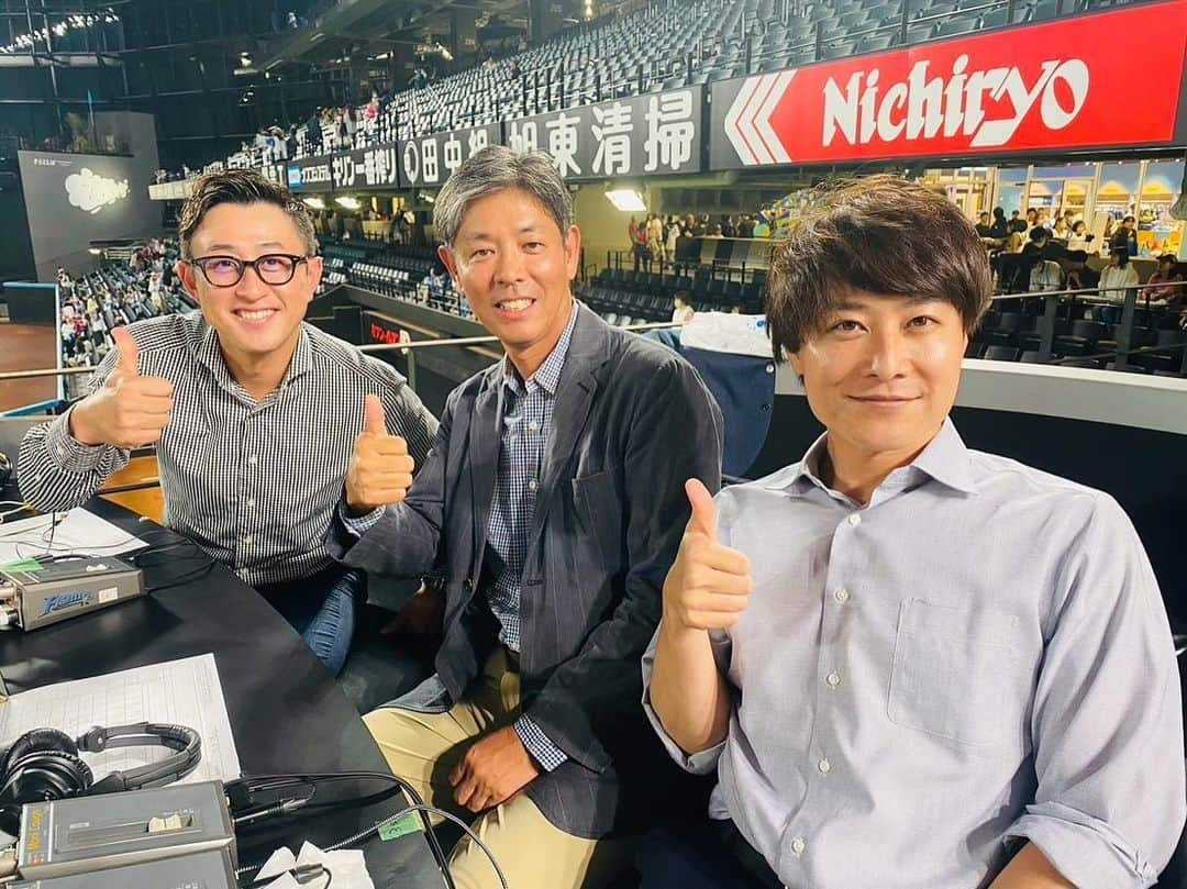 土井悠平のインスタグラム：「ダブル解説しゃけほ！🐟  清水直行さん 今成亮太さん  楽しいお話が出来ました🫶🫶  ファイターズも勝って、 万波選手がホームラン打って 幸せです😘  試合前は、 就活時代の戦友？ UHBの福本義久アナと📸 おれ、背後霊みたいなってる、、  あと小村球団社長のお話でシャウエッセンが食べたくなって シャウエッセンドッグも食べました☺️うまま😳😳 (伊藤投手グルメ🎣)  エスコン残り2試合！！ 頑張ります！！🔥  #北海道日本ハムファイターズ  #lovefighters  #gaora  #シャウエッセン  #エスコンフィールド北海道  #北海道 #北広島  #finalgames」