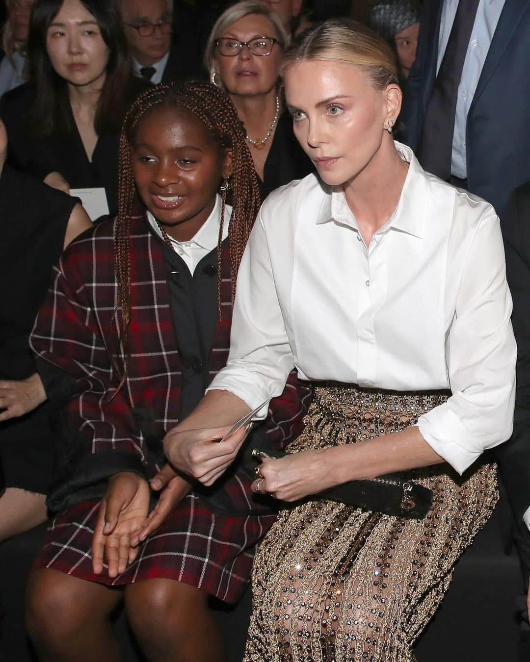 Just Jaredさんのインスタグラム写真 - (Just JaredInstagram)「Charlize Theron brought along 11-year-old daughter Jackson to the Dior Fashion Show! #CharlizeTheron Photos: Backgrid, Dior」9月27日 12時39分 - justjared