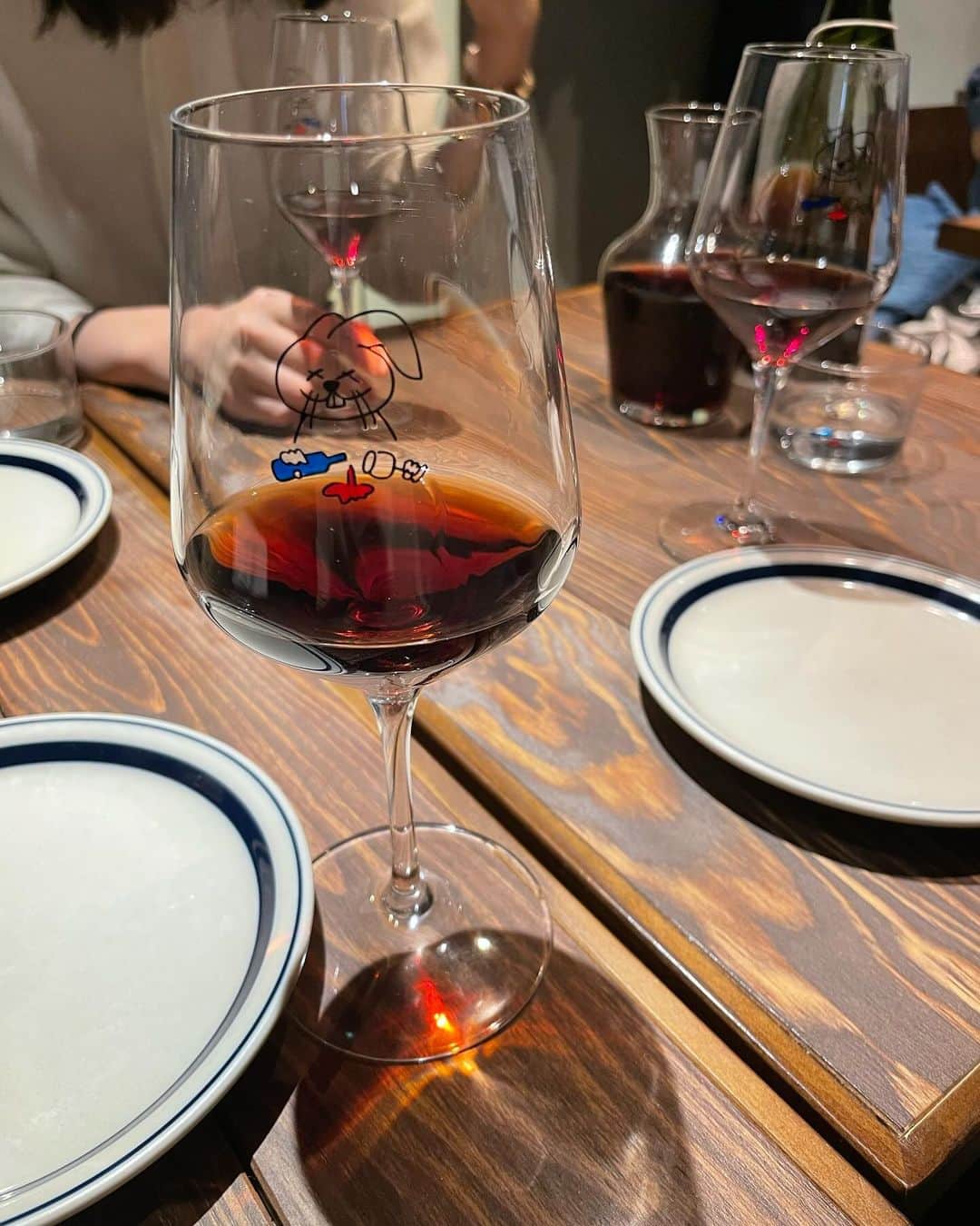 のインスタグラム：「♡  かわいいグラスに目がいく🐰🍷」