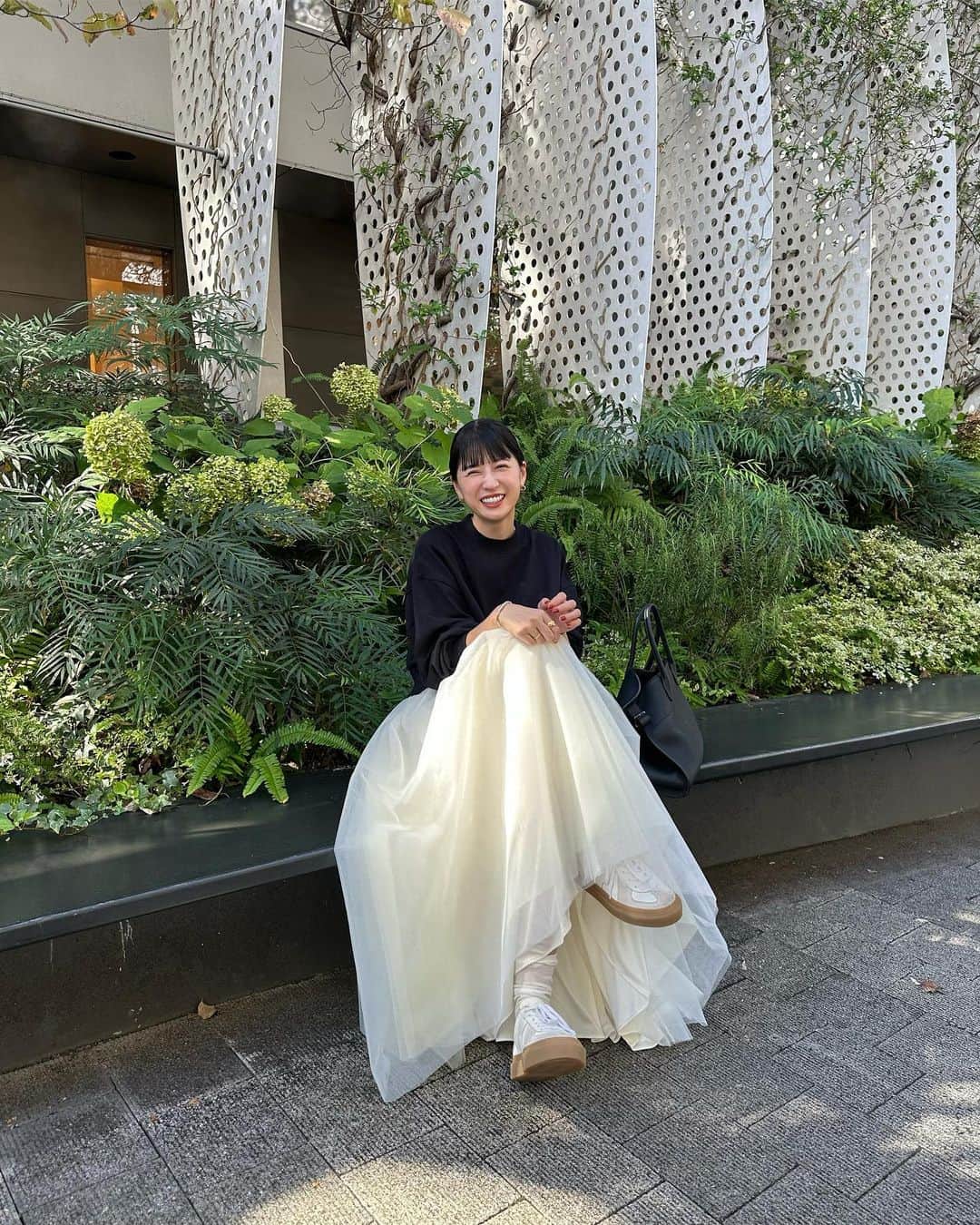松本恵奈のインスタグラム：「撮影のoff shot♡ 金子さんとのコラボSWにチュールSKのスタイリングが可愛かったので撮ってもらったよ♡ どちらも発売中なので是非checkしてみてね！ #clane #shooting #発売中」