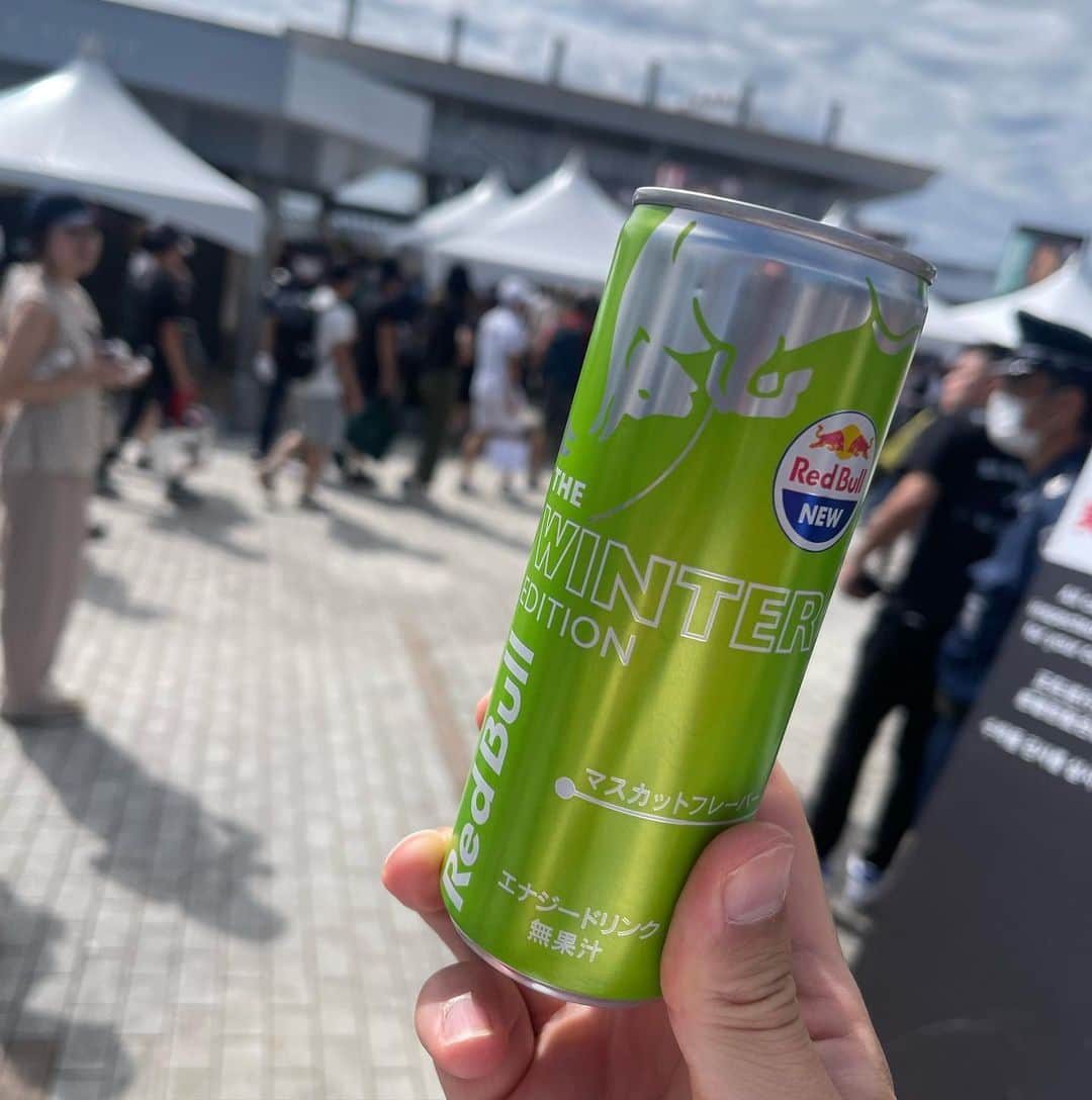 佐藤マクファーレン優樹さんのインスタグラム写真 - (佐藤マクファーレン優樹Instagram)「F1最終日🏎️  @redbullracing が圧勝して、コントラクターズチャンピオンに輝きました✨  初めて生で見るF1は迫力満点で、会場の雰囲気も最高でした🔥  レース前には有難いことに裏に入れさせていただいて、パドックを見学させていただきました🤩  実際のピットワークの練習を目の前で見せていただき、とても刺激的でした。  チーム一丸でどれだけの練習を積み重ねてるかわかる2秒間でした。  とにかく最高な経験でしたー！ @redbulljapan 様　ありがとうございました😊  これから販売するマスカット味も最高に美味かったです👌 是非みなさん飲んでみてね！！！  Shirt/shorts @essentials  Sneaker @nike @niketokyo  Bag @gucci  Necklace @versace  Sunglass @rayban   ************************************** #f1 #formula1 #racing #racecar #suzuka #suzukacircuit #redbull #redbullracing #レッドブル #翼をさずける #鈴鹿 #ハーフ #バスケ #3x3 #essentials #fog #fogessentials #nike #airforce1 #gucci #rayban  #ootd #本日のコーデ #alphatauri」9月27日 12時47分 - yukisatomacfarlane