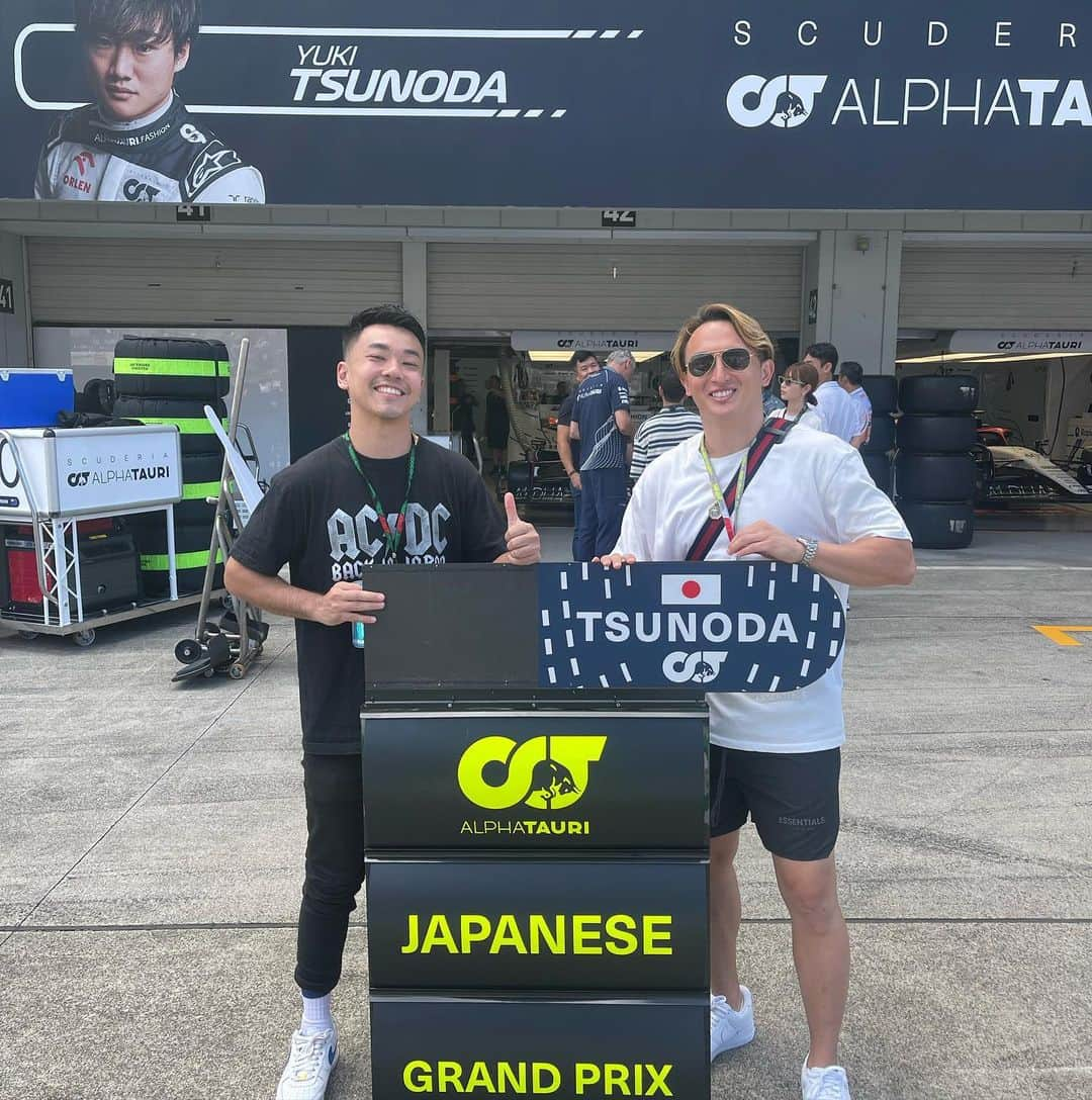 佐藤マクファーレン優樹さんのインスタグラム写真 - (佐藤マクファーレン優樹Instagram)「F1最終日🏎️  @redbullracing が圧勝して、コントラクターズチャンピオンに輝きました✨  初めて生で見るF1は迫力満点で、会場の雰囲気も最高でした🔥  レース前には有難いことに裏に入れさせていただいて、パドックを見学させていただきました🤩  実際のピットワークの練習を目の前で見せていただき、とても刺激的でした。  チーム一丸でどれだけの練習を積み重ねてるかわかる2秒間でした。  とにかく最高な経験でしたー！ @redbulljapan 様　ありがとうございました😊  これから販売するマスカット味も最高に美味かったです👌 是非みなさん飲んでみてね！！！  Shirt/shorts @essentials  Sneaker @nike @niketokyo  Bag @gucci  Necklace @versace  Sunglass @rayban   ************************************** #f1 #formula1 #racing #racecar #suzuka #suzukacircuit #redbull #redbullracing #レッドブル #翼をさずける #鈴鹿 #ハーフ #バスケ #3x3 #essentials #fog #fogessentials #nike #airforce1 #gucci #rayban  #ootd #本日のコーデ #alphatauri」9月27日 12時47分 - yukisatomacfarlane