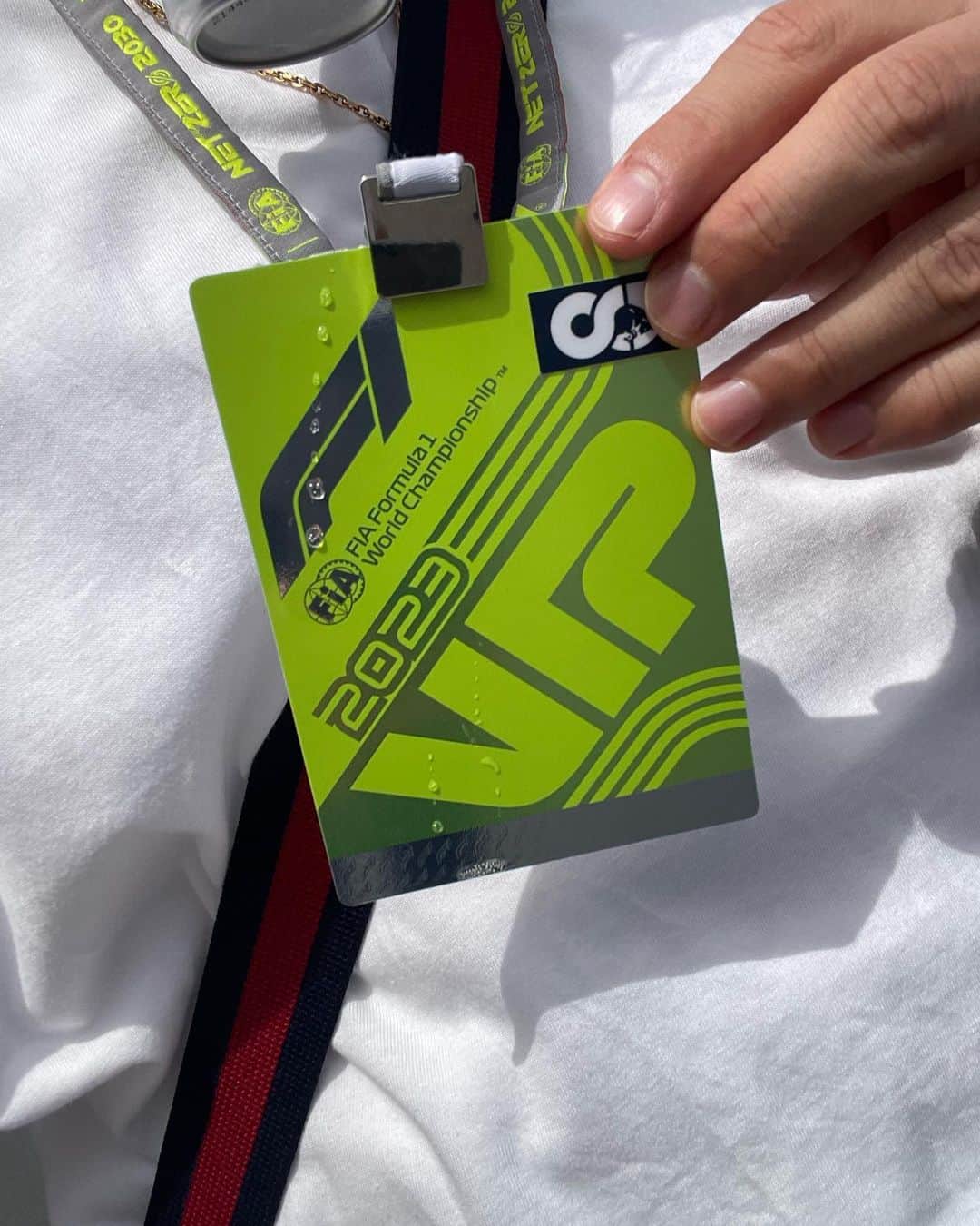 佐藤マクファーレン優樹さんのインスタグラム写真 - (佐藤マクファーレン優樹Instagram)「F1最終日🏎️  @redbullracing が圧勝して、コントラクターズチャンピオンに輝きました✨  初めて生で見るF1は迫力満点で、会場の雰囲気も最高でした🔥  レース前には有難いことに裏に入れさせていただいて、パドックを見学させていただきました🤩  実際のピットワークの練習を目の前で見せていただき、とても刺激的でした。  チーム一丸でどれだけの練習を積み重ねてるかわかる2秒間でした。  とにかく最高な経験でしたー！ @redbulljapan 様　ありがとうございました😊  これから販売するマスカット味も最高に美味かったです👌 是非みなさん飲んでみてね！！！  Shirt/shorts @essentials  Sneaker @nike @niketokyo  Bag @gucci  Necklace @versace  Sunglass @rayban   ************************************** #f1 #formula1 #racing #racecar #suzuka #suzukacircuit #redbull #redbullracing #レッドブル #翼をさずける #鈴鹿 #ハーフ #バスケ #3x3 #essentials #fog #fogessentials #nike #airforce1 #gucci #rayban  #ootd #本日のコーデ #alphatauri」9月27日 12時47分 - yukisatomacfarlane