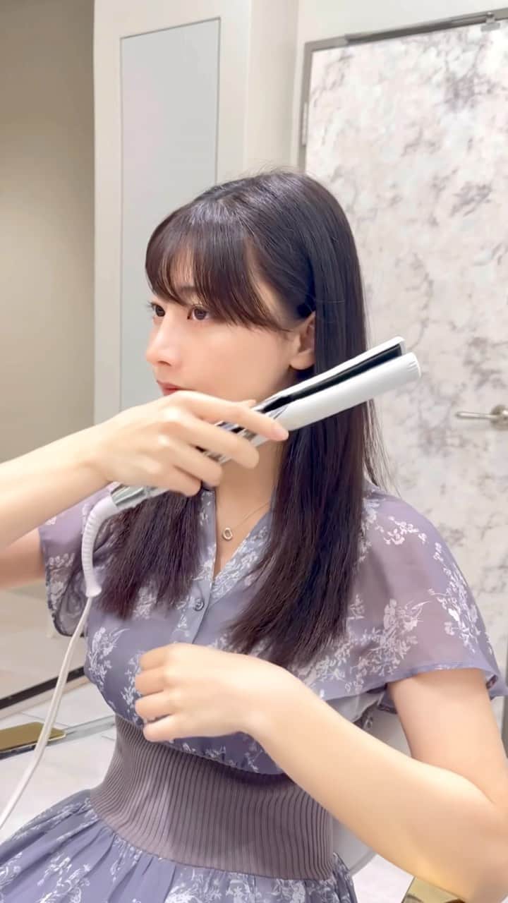 高橋英昇のインスタグラム：「サイドバングの巻き方です✂️ 巻き込みすぎずさらっと通す感じでやるといいです⭕️ スタイリングの際に保存してお使いください✨ ˗˗˗˗˗˗˗˗˗˗˗˗˗˗˗˗˗˗˗˗˗˗˗˗˗˗˗˗˗˗˗˗˗˗˗˗˗˗ ⁡ ◌ @eisho_coa  ⁡ 前髪顔周りのどんな悩みも 是非ご相談下さい✨ ⁡ ☑︎流し前髪だけど要望と違う ☑︎前髪顔周りを切られすぎる ☑︎顔周りがなくて困っている ☑︎前髪が巻きづらく上手くいかない ☑︎変な毛がいつも前髪に出てくる ☑︎扱いづらくて困っている ☑︎おでこが狭くて悩んでいる ⁡ などなど 少しでも気になることは全てお聞かせ下さい✨ メモ持ってきても大丈夫です📝 ⁡ ˗˗˗˗˗˗˗˗˗˗˗˗˗˗˗˗˗˗˗˗˗˗˗˗˗˗˗˗˗˗˗˗˗˗˗˗˗˗ ⁡ ⁡ ◌ 料金 ◌ ・カット ¥8800 ・カット 𓂃 トリートメント ¥12100 ・カット 𓂃 カラー ¥17600 ・カット 𓂃 カラー 𓂃 トリートメント ¥22000 ⁡ ※初回のみ指名料+¥3300かかります。 2回目以降は指名料無料です。 ⁡ ⁡ 𓂃 よくあるご質問 𓂃 ⁡ ⁡ Q . 予約はどうしたらいいですか？ ⁡ ✎ プロフィールのURLからお待ちしております✨ ⁡ ⁡ Q . 場所はどちらですか？ ⁡ ✎ 東京都中央区銀座6-13-9 GIRAC GINZA 7F 【銀座駅5分、東銀座駅から徒歩3分】 ⁡ ⁡ Q . 投稿に可愛い子しか載っていないですが、 私が行っても大丈夫ですか？ ⁡ ✎もちろん大丈夫です。 僕のお客様は【3歳〜74歳】の 子連れ様から老若男女幅広いの方が ご来店してくださっております。 女性は必ず可愛くします！ 実は男性のカットも得意です。 最近ご紹介もかなり多いです✨ ⁡ Q . どんな美容師？ ⁡ ✎ お話するのが好きです✨ ただ施術中は技術に没頭する時があり その時はあまり話さなくなります✂︎ ⁡ Q . カウンセリングはしっかりしてもらえますか？ ⁡ ✎もちろんです！ 前髪顔周りの生え際、癖毛、割れめ、こめかみ、 頬骨、えら、丸顔、面長、りんかく などのお悩みもしっかりカウンセリングさせて頂いてから 施術に入らせて頂きますのでご安心ください✨ ⁡ ⁡ カットは【前髪】【ロングレイヤー】 が好きですが、 ミディアム、ボブ、ショート、 メンズカットも好きです。 巻きも得意なので、 知りたい方はなんでもお伝えします✨ ⁡ カラーはブリーチなしのワンカラーで 【艶感】【透明感】【くすみ感】が出るように 300種類以上の中から 独自の配合で調合しております。 ⁡ ストレートはダメージを最小限で抑えられるように かなりこだわっています！ 微アルカリ〜弱酸領域の範囲で施術するので 基本的に【ヘアカラー】と同時施術が可能です✨ ⁡ トリートメントはできるだけ長持ちできるように 【手触り】【質感】にこだわっています！ あとはアウトバスのヘアケアも重要なので 興味ある方はしっかり説明しています✨ ⁡ パーマは最近持ちの良いデジタルパーマが好きです。 熱処理する事で普通のパーマより持ちが良くなります。 僕の使う薬剤は基本的にダメージを最小限でかけるので コテを使って巻いても大丈夫です。 巻かなくても普段のスタイリングはかなり楽になります✨ ⁡ #銀座　#千葉　#前髪カット　#顔周りカット　#小顔カット　#おくれ毛カット　#顔周り　#前髪　#シースルーバング　#かきあげ前髪　#小顔に見える顔周り #小顔カット #似合わせカット　#おくれ毛　#前髪顔周り似合わせ」