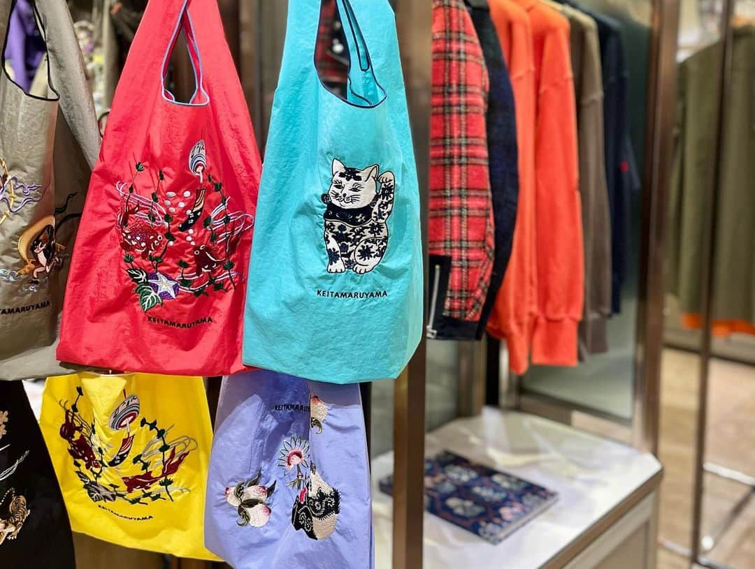 丸山敬太さんのインスタグラム写真 - (丸山敬太Instagram)「\ 本日から /  <KEITA MARUYAMA 2023AW GINZA MITSUKOSHI POP UP>  銀座三越 本館１階 プロモーションスペースにて、2023秋冬コレクション「 Love Me Tender 」のポップアップを開催いたします🃏❤️  会期：9/27(水)〜10/3(火) 場所：銀座三越 本館１階 プロモーションスペース  2023秋冬の新作コレクションを取り揃え、人気のクッキー缶やエコバッグなどアイテム豊富にご用意いたしました。  また、ケイタマルヤマのシグニチャーアイテムでもあるスカジャンに様々な刺繍の柄が選べる、スペシャルなカスタムオーダーイベントも開催いたします。  この機会にぜひお立ち寄りください！  #keitamaruyama  #銀座三越 #lovemetender #23aw #オーダー #スカジャンオーダー #イベント #クッキー缶 #エコバッグ」9月27日 12時48分 - keitamaruyama_official