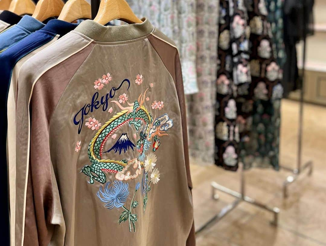 丸山敬太さんのインスタグラム写真 - (丸山敬太Instagram)「\ 本日から /  <KEITA MARUYAMA 2023AW GINZA MITSUKOSHI POP UP>  銀座三越 本館１階 プロモーションスペースにて、2023秋冬コレクション「 Love Me Tender 」のポップアップを開催いたします🃏❤️  会期：9/27(水)〜10/3(火) 場所：銀座三越 本館１階 プロモーションスペース  2023秋冬の新作コレクションを取り揃え、人気のクッキー缶やエコバッグなどアイテム豊富にご用意いたしました。  また、ケイタマルヤマのシグニチャーアイテムでもあるスカジャンに様々な刺繍の柄が選べる、スペシャルなカスタムオーダーイベントも開催いたします。  この機会にぜひお立ち寄りください！  #keitamaruyama  #銀座三越 #lovemetender #23aw #オーダー #スカジャンオーダー #イベント #クッキー缶 #エコバッグ」9月27日 12時48分 - keitamaruyama_official