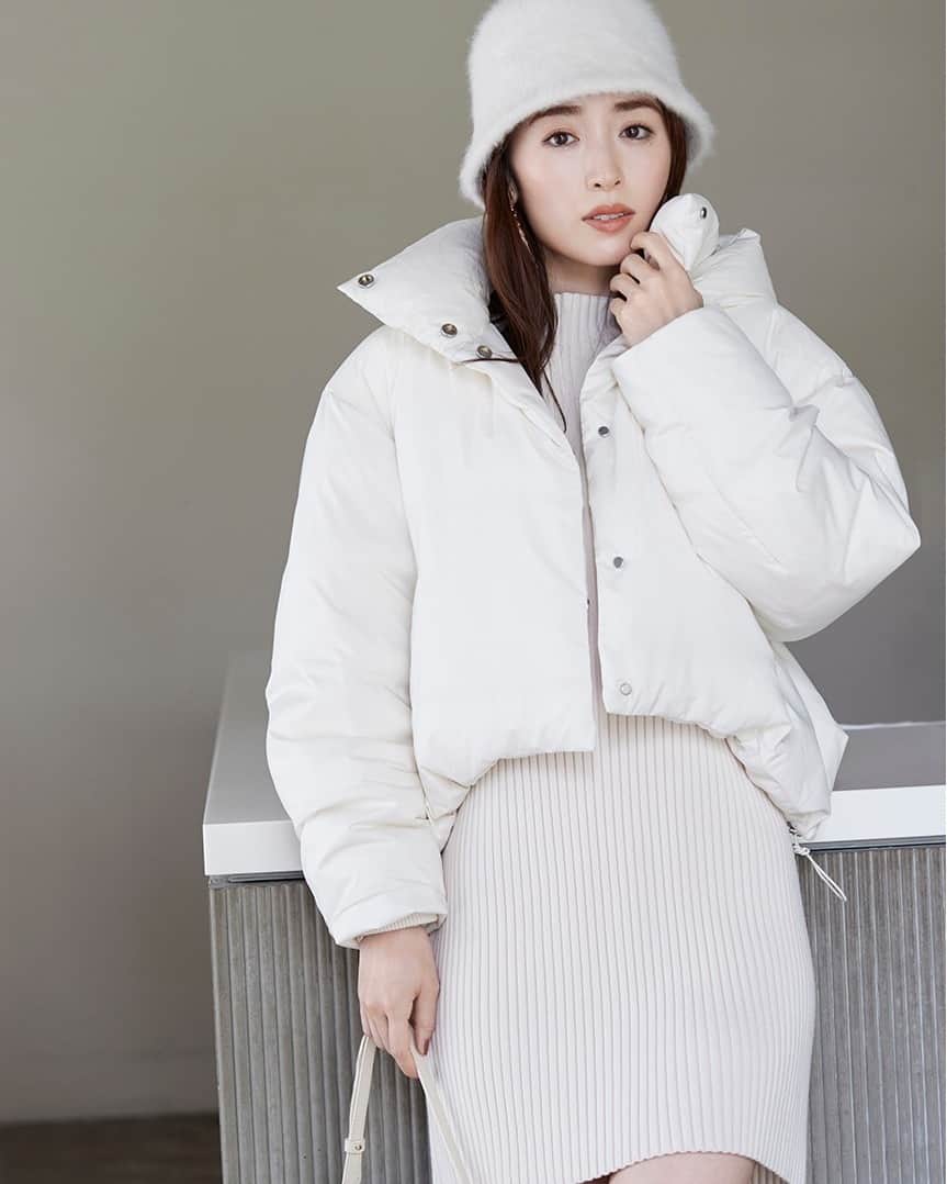 のインスタグラム：「LATE AUTUMN STYLE  feat.泉里香 簡單的輪廓經精心設計，令裙子不會過於貼身。推薦搭配長靴及外套！  Sustainable 羅紋針織連身裙 SWNO234017 Color: IVR MOC LBLU Size: F   ━━━━━━━━━━━━━━ \網店、門市同步/ ✨Autumn Festival 秋季新品2件85折   Link in Bio ✨  #SNIDEL #SNIDELhk #autumn #skirt #dress #onepiece #連身裙」