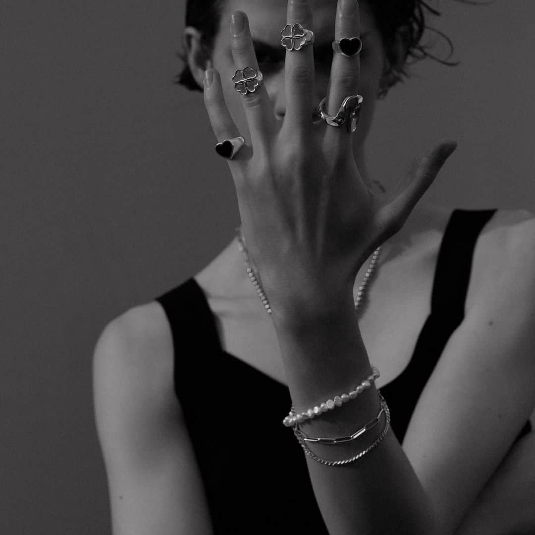 のインスタグラム：「⚡McGuffin Street News⚡  KNOWHOW ニューコレクション  @knowhowjewelry  ABOUT KNOWHOW  自分でスタイルを作ること ファッションのコツを知ること 常に先を見据え、現状に留まらないこと  ピアスユーザーとイヤリングユーザー両方に向けて、ストレスレスな新しいジュエリーを提案  サイズレス ノーホール ハンギング  ファッションに精通したチームで構成されたKNOWHOWクリエイティブは、各自のクリエイティブをブランドに盛り込み、単にジュエリーを販売するだけに留まらず、 ファッションのコツ=KNOWHOWを提案する  アイテムの全ラインナップは HP: https://knowhowjewelry.com/ WEBサイトのリザベーションページより予約可能。  #knowhowjewelry」
