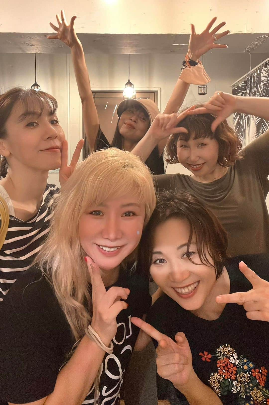 RYONRYON.さんのインスタグラム写真 - (RYONRYON.Instagram)「リハビリでやっと踊る準備始めました！ 私の10代で基礎という基礎、 概念を教えてくれた山根祥子先生の クラスへ！  ※未だ健在のクラスで感動で泣けました！  また一から身体に基礎を叩き込み直します！そこにレジェンド 小口明美先生も受けにきて、 初めて一緒にレッスンを！  更に奈美恵ちゃんをやってた時代、 舞台に出演してた頃の 一緒に踊ってた、たんぽぽのメンバー ナオちゃんとトモちゃんがいて 30年ぶりの再会になりました！  泣ける！  また来年は完全に筋肉をパワフルに戻すので通います！  こんなに長く知り合いだけど 一度も食事もした事ないし、連絡先知らない、レッスンやお仕事のみのお付き合いで 最近大人になってようやく、で 嬉しいなー！  色々お仕事はガンガンやります 御依頼もお待ち申し上げます！  ryonryonr2@gmail.com」9月27日 12時59分 - ryon2r2