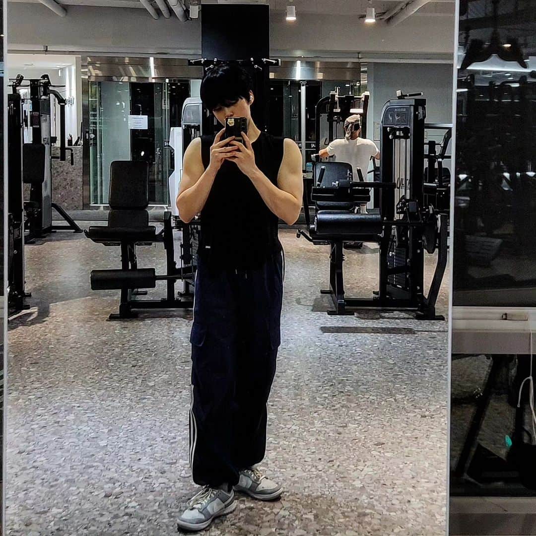 ディジンのインスタグラム：「여전히 헬스중독에 빠져사는 중」