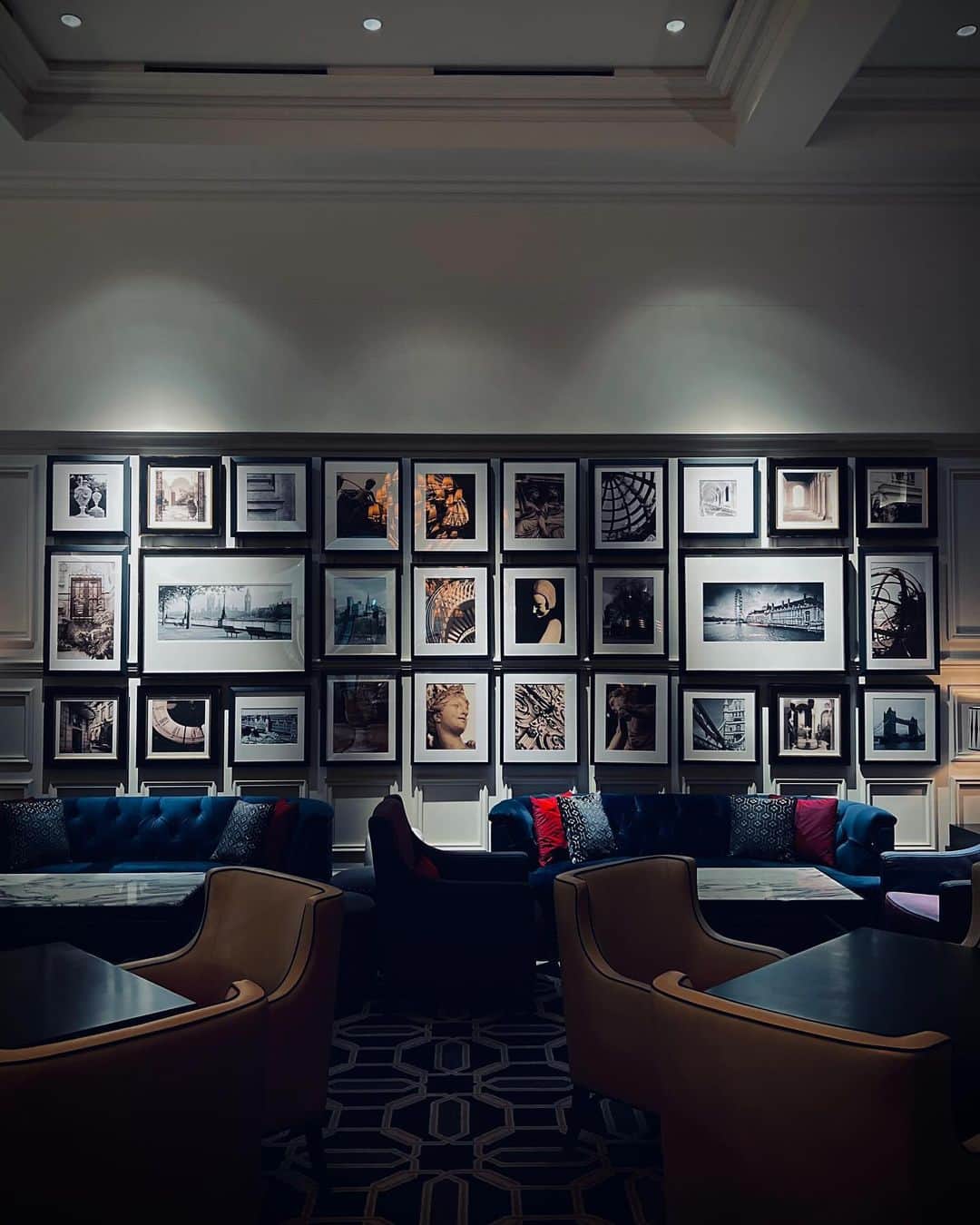 東京ステーションホテルTokyo Station Hotelのインスタグラム：「𝕃𝕠𝕓𝕓𝕪 𝕃𝕠𝕦𝕟𝕘𝕖 アートワークが特徴的なロビーラウンジ。昼夜問わずホテルの顔としてエレガントで洗練された空間をお届けしています。 ⁡ Lobby Lounge brings you elegant and sophisticated ambience from morning to evening. ————————————————————— @tokyostationhotel @forbestravelguide @smallluxuryhotels @smallluxuryhotels_jp @tokyostationcity @kiwicollection @serendipitea #carewhereyoustay #travelselect #weareinternova #tokyostation #tokyostationhotel #tokyotravel #tokyotrip #tokyohotel #japantravel #japanhotel #東京ステーションホテル #東京駅 #東京駅舎 #丸の内 #丸の内駅舎 #東京ホテル #ホカンス #女子旅 #カフェ巡り #紅茶好き #コーヒー好き #ホテルラウンジ」