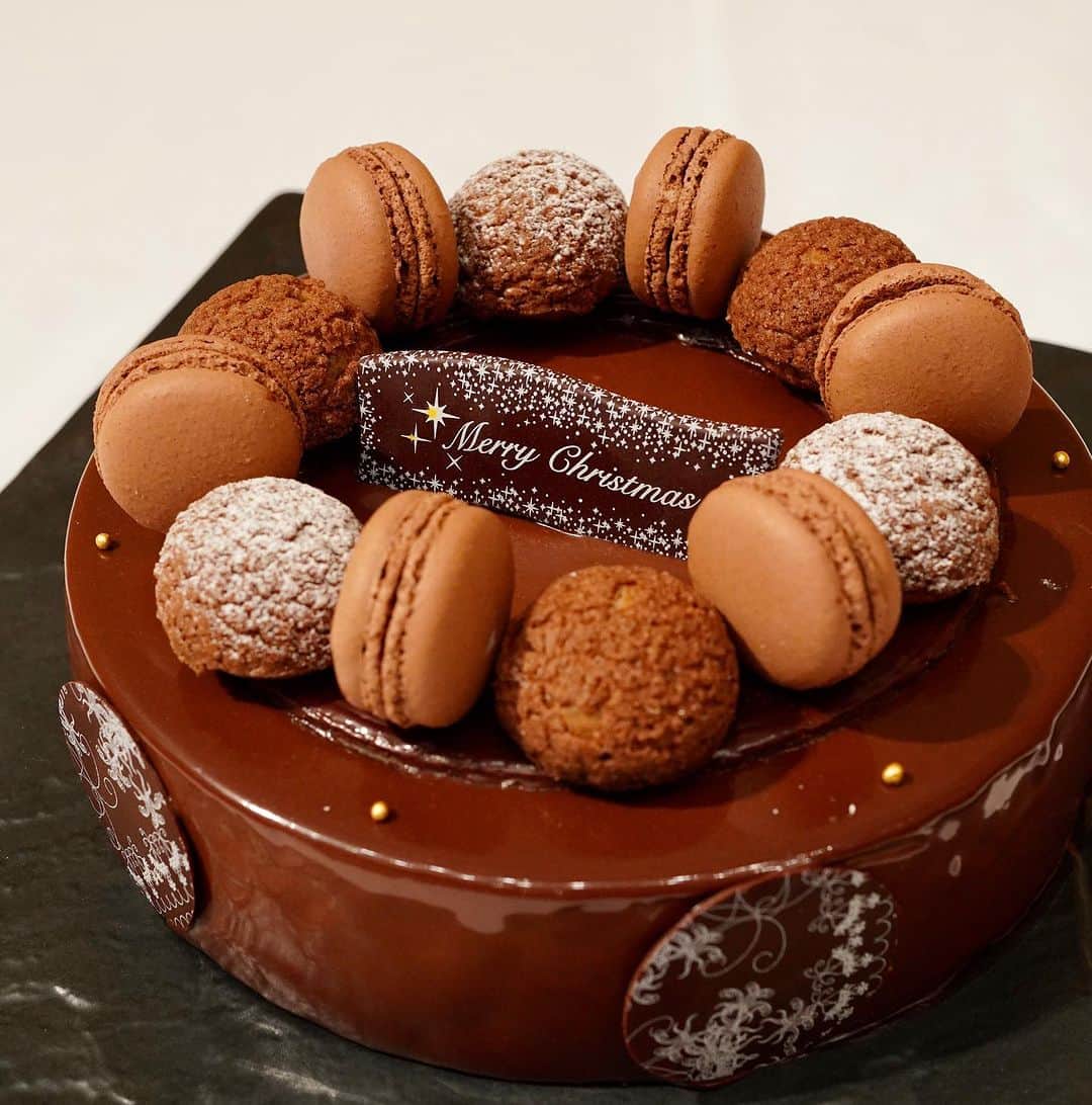 poroco（ポロコ）さんのインスタグラム写真 - (poroco（ポロコ）Instagram)「10/7より札幌プリンスホテルのクリスマスケーキの予約がスタート🎂✨ @sapporoprincehotel  試食会に参加させていただきました!!  ①枚目 アントルメ・ショコラ 18cm 6,600円(50台限定) カカオ・トレース認定品のクレームショコラが濃厚な美味しさ！ ラム酒風味のレーズンと、ホワイトチョコレートクリーム、バナナとパッションフルーツのジュレ入り。  ②枚目 タワーブランシュ 約23cm 20,000円(10台限定) 限定10台の、シェフパティシエスペシャル✨北海道産のチーズやイチゴ、ハスカップなどを使った4層仕立て!! 札幌プリンスホテルタワーに見立てた特別なケーキです♪  ③枚目 ピスタチオルージュ 18cm 6,900円(50台限定) 香り高いピスタチオクリームに、赤い果実の甘酸っぱさが相性抜群！プラリネノワゼットが風味と食感をプラス。  ④枚目 ノエルブラン 15cm 5,200円 18cm 6,300円 ASIAGAP認証の冷凍イチゴをピューレにし、シロップと合わせてスポンジに染み込ませた、札幌プリンスホテル定番のクリスマスケーキ❣️  ⑤枚目 シュトーレン 20cm 3,300円 洋酒に漬けたオレンジやレーズンなどのドライフルーツ、バター、クルミを練り込んだシュトーレン♪  ▪︎予約は、10/7(土)〜12/19(火) ▪︎引渡しは、12/21(木)〜25(月)11:00〜18:00 ▪︎引渡し場所は、タワー2F特設カウンター  ※SEIBU PRINCE CLUBの会員の方は、限定価格で購入できるほか、10/1〜6に先行予約も!!  ***** 最後の一枚は、 12/14(木)の1日限定で開催予定の 「地上107mの屋上ヘリポートで−5℃の極寒体験！」のイメージ‼️  ふたご座流星群のピークの時期と予想されるこの日に、札幌の夜景を360℃見られる屋上ヘリポートから星空観察なんて素敵です♪ 青少年科学館の方による、星の解説付き✨ 暖かい寝袋に入りながらの星空体験は、他にない思い出になりそうです！  イベント終了後は、28F「スカイラウンジ トップ オブ プリンス」で冬にぴったりのホットカクテルを楽しむことも♪  宿泊者・2組限定なので、気になる方は早めにチェックしてみてくださいね😊  #poroco #ポロコ #札幌プリンスホテル  #クリスマスケーキ #星空体験 #ふたご座流星群 #屋上ヘリポート #札幌夜景 #札幌イベント #札幌 #sapporo」9月27日 13時05分 - poroco_magazine