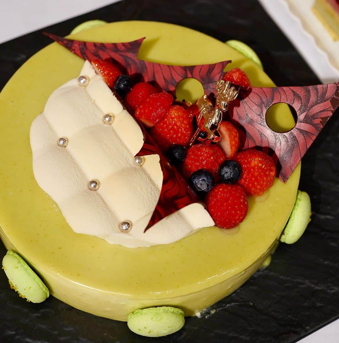 poroco（ポロコ）さんのインスタグラム写真 - (poroco（ポロコ）Instagram)「10/7より札幌プリンスホテルのクリスマスケーキの予約がスタート🎂✨ @sapporoprincehotel  試食会に参加させていただきました!!  ①枚目 アントルメ・ショコラ 18cm 6,600円(50台限定) カカオ・トレース認定品のクレームショコラが濃厚な美味しさ！ ラム酒風味のレーズンと、ホワイトチョコレートクリーム、バナナとパッションフルーツのジュレ入り。  ②枚目 タワーブランシュ 約23cm 20,000円(10台限定) 限定10台の、シェフパティシエスペシャル✨北海道産のチーズやイチゴ、ハスカップなどを使った4層仕立て!! 札幌プリンスホテルタワーに見立てた特別なケーキです♪  ③枚目 ピスタチオルージュ 18cm 6,900円(50台限定) 香り高いピスタチオクリームに、赤い果実の甘酸っぱさが相性抜群！プラリネノワゼットが風味と食感をプラス。  ④枚目 ノエルブラン 15cm 5,200円 18cm 6,300円 ASIAGAP認証の冷凍イチゴをピューレにし、シロップと合わせてスポンジに染み込ませた、札幌プリンスホテル定番のクリスマスケーキ❣️  ⑤枚目 シュトーレン 20cm 3,300円 洋酒に漬けたオレンジやレーズンなどのドライフルーツ、バター、クルミを練り込んだシュトーレン♪  ▪︎予約は、10/7(土)〜12/19(火) ▪︎引渡しは、12/21(木)〜25(月)11:00〜18:00 ▪︎引渡し場所は、タワー2F特設カウンター  ※SEIBU PRINCE CLUBの会員の方は、限定価格で購入できるほか、10/1〜6に先行予約も!!  ***** 最後の一枚は、 12/14(木)の1日限定で開催予定の 「地上107mの屋上ヘリポートで−5℃の極寒体験！」のイメージ‼️  ふたご座流星群のピークの時期と予想されるこの日に、札幌の夜景を360℃見られる屋上ヘリポートから星空観察なんて素敵です♪ 青少年科学館の方による、星の解説付き✨ 暖かい寝袋に入りながらの星空体験は、他にない思い出になりそうです！  イベント終了後は、28F「スカイラウンジ トップ オブ プリンス」で冬にぴったりのホットカクテルを楽しむことも♪  宿泊者・2組限定なので、気になる方は早めにチェックしてみてくださいね😊  #poroco #ポロコ #札幌プリンスホテル  #クリスマスケーキ #星空体験 #ふたご座流星群 #屋上ヘリポート #札幌夜景 #札幌イベント #札幌 #sapporo」9月27日 13時05分 - poroco_magazine