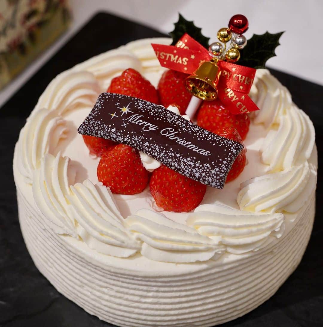 poroco（ポロコ）さんのインスタグラム写真 - (poroco（ポロコ）Instagram)「10/7より札幌プリンスホテルのクリスマスケーキの予約がスタート🎂✨ @sapporoprincehotel  試食会に参加させていただきました!!  ①枚目 アントルメ・ショコラ 18cm 6,600円(50台限定) カカオ・トレース認定品のクレームショコラが濃厚な美味しさ！ ラム酒風味のレーズンと、ホワイトチョコレートクリーム、バナナとパッションフルーツのジュレ入り。  ②枚目 タワーブランシュ 約23cm 20,000円(10台限定) 限定10台の、シェフパティシエスペシャル✨北海道産のチーズやイチゴ、ハスカップなどを使った4層仕立て!! 札幌プリンスホテルタワーに見立てた特別なケーキです♪  ③枚目 ピスタチオルージュ 18cm 6,900円(50台限定) 香り高いピスタチオクリームに、赤い果実の甘酸っぱさが相性抜群！プラリネノワゼットが風味と食感をプラス。  ④枚目 ノエルブラン 15cm 5,200円 18cm 6,300円 ASIAGAP認証の冷凍イチゴをピューレにし、シロップと合わせてスポンジに染み込ませた、札幌プリンスホテル定番のクリスマスケーキ❣️  ⑤枚目 シュトーレン 20cm 3,300円 洋酒に漬けたオレンジやレーズンなどのドライフルーツ、バター、クルミを練り込んだシュトーレン♪  ▪︎予約は、10/7(土)〜12/19(火) ▪︎引渡しは、12/21(木)〜25(月)11:00〜18:00 ▪︎引渡し場所は、タワー2F特設カウンター  ※SEIBU PRINCE CLUBの会員の方は、限定価格で購入できるほか、10/1〜6に先行予約も!!  ***** 最後の一枚は、 12/14(木)の1日限定で開催予定の 「地上107mの屋上ヘリポートで−5℃の極寒体験！」のイメージ‼️  ふたご座流星群のピークの時期と予想されるこの日に、札幌の夜景を360℃見られる屋上ヘリポートから星空観察なんて素敵です♪ 青少年科学館の方による、星の解説付き✨ 暖かい寝袋に入りながらの星空体験は、他にない思い出になりそうです！  イベント終了後は、28F「スカイラウンジ トップ オブ プリンス」で冬にぴったりのホットカクテルを楽しむことも♪  宿泊者・2組限定なので、気になる方は早めにチェックしてみてくださいね😊  #poroco #ポロコ #札幌プリンスホテル  #クリスマスケーキ #星空体験 #ふたご座流星群 #屋上ヘリポート #札幌夜景 #札幌イベント #札幌 #sapporo」9月27日 13時05分 - poroco_magazine