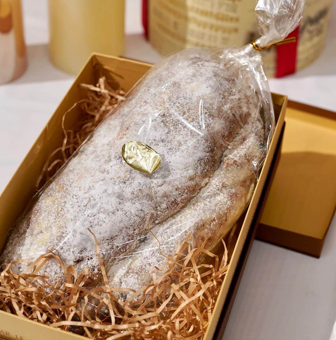 poroco（ポロコ）さんのインスタグラム写真 - (poroco（ポロコ）Instagram)「10/7より札幌プリンスホテルのクリスマスケーキの予約がスタート🎂✨ @sapporoprincehotel  試食会に参加させていただきました!!  ①枚目 アントルメ・ショコラ 18cm 6,600円(50台限定) カカオ・トレース認定品のクレームショコラが濃厚な美味しさ！ ラム酒風味のレーズンと、ホワイトチョコレートクリーム、バナナとパッションフルーツのジュレ入り。  ②枚目 タワーブランシュ 約23cm 20,000円(10台限定) 限定10台の、シェフパティシエスペシャル✨北海道産のチーズやイチゴ、ハスカップなどを使った4層仕立て!! 札幌プリンスホテルタワーに見立てた特別なケーキです♪  ③枚目 ピスタチオルージュ 18cm 6,900円(50台限定) 香り高いピスタチオクリームに、赤い果実の甘酸っぱさが相性抜群！プラリネノワゼットが風味と食感をプラス。  ④枚目 ノエルブラン 15cm 5,200円 18cm 6,300円 ASIAGAP認証の冷凍イチゴをピューレにし、シロップと合わせてスポンジに染み込ませた、札幌プリンスホテル定番のクリスマスケーキ❣️  ⑤枚目 シュトーレン 20cm 3,300円 洋酒に漬けたオレンジやレーズンなどのドライフルーツ、バター、クルミを練り込んだシュトーレン♪  ▪︎予約は、10/7(土)〜12/19(火) ▪︎引渡しは、12/21(木)〜25(月)11:00〜18:00 ▪︎引渡し場所は、タワー2F特設カウンター  ※SEIBU PRINCE CLUBの会員の方は、限定価格で購入できるほか、10/1〜6に先行予約も!!  ***** 最後の一枚は、 12/14(木)の1日限定で開催予定の 「地上107mの屋上ヘリポートで−5℃の極寒体験！」のイメージ‼️  ふたご座流星群のピークの時期と予想されるこの日に、札幌の夜景を360℃見られる屋上ヘリポートから星空観察なんて素敵です♪ 青少年科学館の方による、星の解説付き✨ 暖かい寝袋に入りながらの星空体験は、他にない思い出になりそうです！  イベント終了後は、28F「スカイラウンジ トップ オブ プリンス」で冬にぴったりのホットカクテルを楽しむことも♪  宿泊者・2組限定なので、気になる方は早めにチェックしてみてくださいね😊  #poroco #ポロコ #札幌プリンスホテル  #クリスマスケーキ #星空体験 #ふたご座流星群 #屋上ヘリポート #札幌夜景 #札幌イベント #札幌 #sapporo」9月27日 13時05分 - poroco_magazine