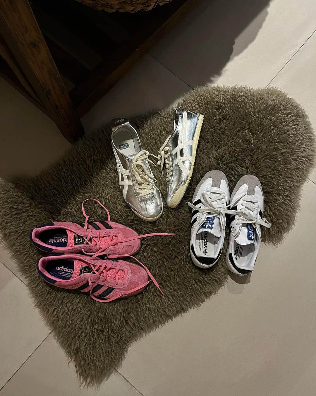 Lilian莉安のインスタグラム：「去日本愛買鞋🇯🇵 1. Adidas gazelle 桃紅色🩷 會咬腳腳踝超磨需穿長襪就能改善 2. Onitsuka Tiger鬼塚虎-銀色MEXICO 🤍 只有喜歡而且好好穿👍🏼 3. Adidas samba 這次帶小孩出國唯一戰鞋、超好走抱小孩也沒問題 被小孩狂踩也不太會髒 #adidassamba #adidasgazelleindoor #onitsukatiger」