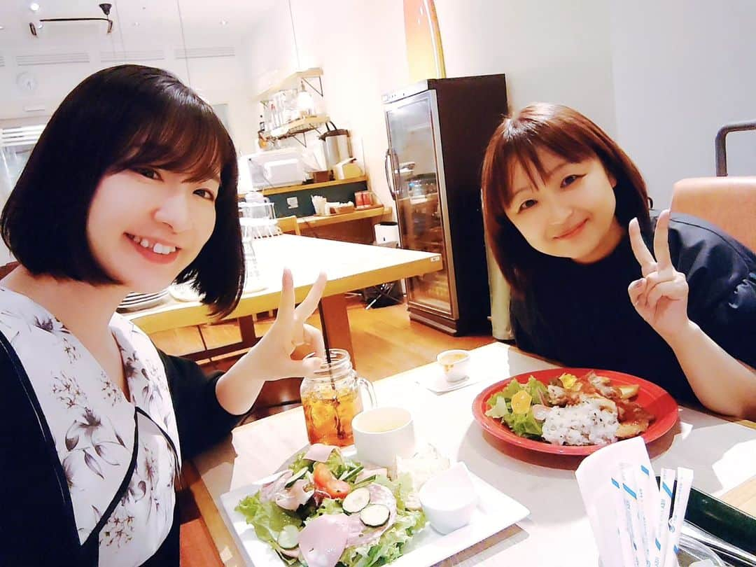 葉山いくみさんのインスタグラム写真 - (葉山いくみInstagram)「ガルパン試写会の後は倉田さんとご飯🍚 次はいつ会えるかな〜と思っていたら次の日すぐに会えました🐻笑 お互いリラックマ百貨店のノベルティをしっかりゲットして記念撮影！ 倉田さんから素敵な紅茶とゼリーまで頂いてしまいました🥺 いつも本当にありがとうございます❤」9月27日 13時09分 - hayamaikumi