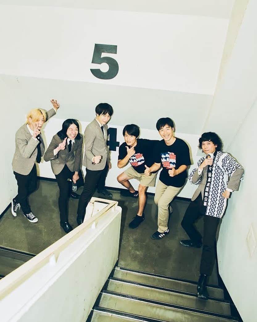 じゅんぺいのインスタグラム：「・  THE BAWDIES × ジャルジャル 【LAUGH ’n’ ROLL TOUR ～ロックンロールとコント混ぜる奴～】  東京終了！ BAWDIES最高！ ROYくんのトーク力エグい。  次は大阪へGO！りんぐり！」