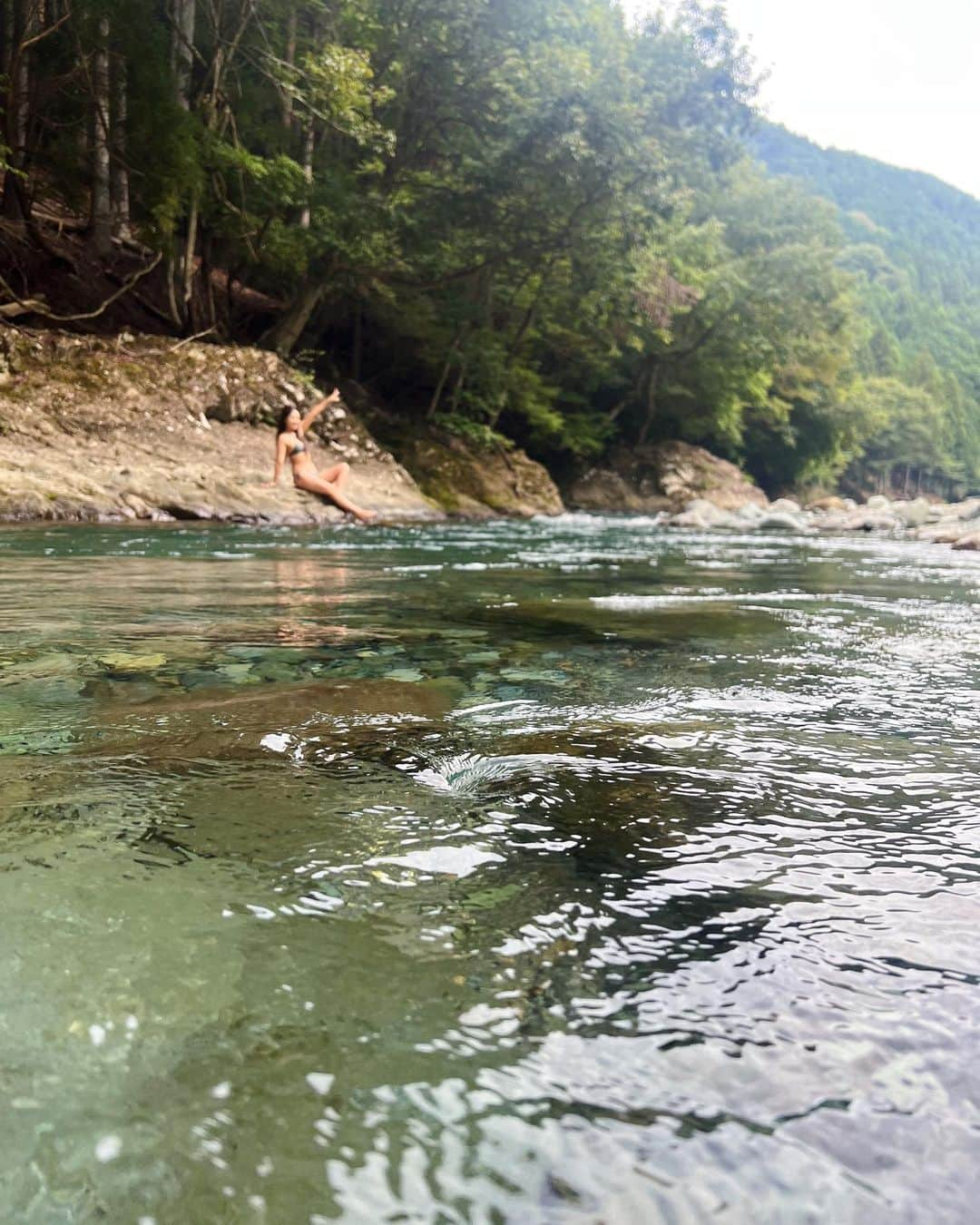 Linaのインスタグラム：「透明度すごくてまた川遊び絶対したい🍉 な夏でした🤍  太陽いっぱい浴びたらsbeautyclinic  でケアは必須👩🏻‍⚕️  #sbeutyclinic #あんちえいじんぐ  #レブライト #エスビューティークリニック」