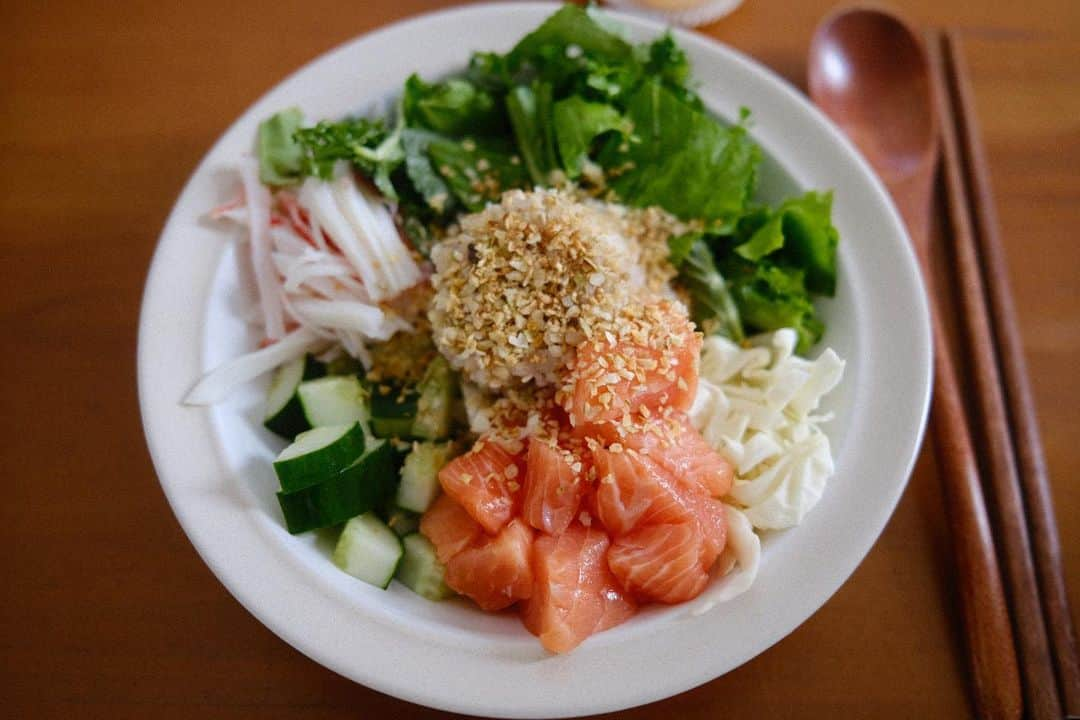 ウォン・ジナのインスタグラム：「🥗포케💚💚」