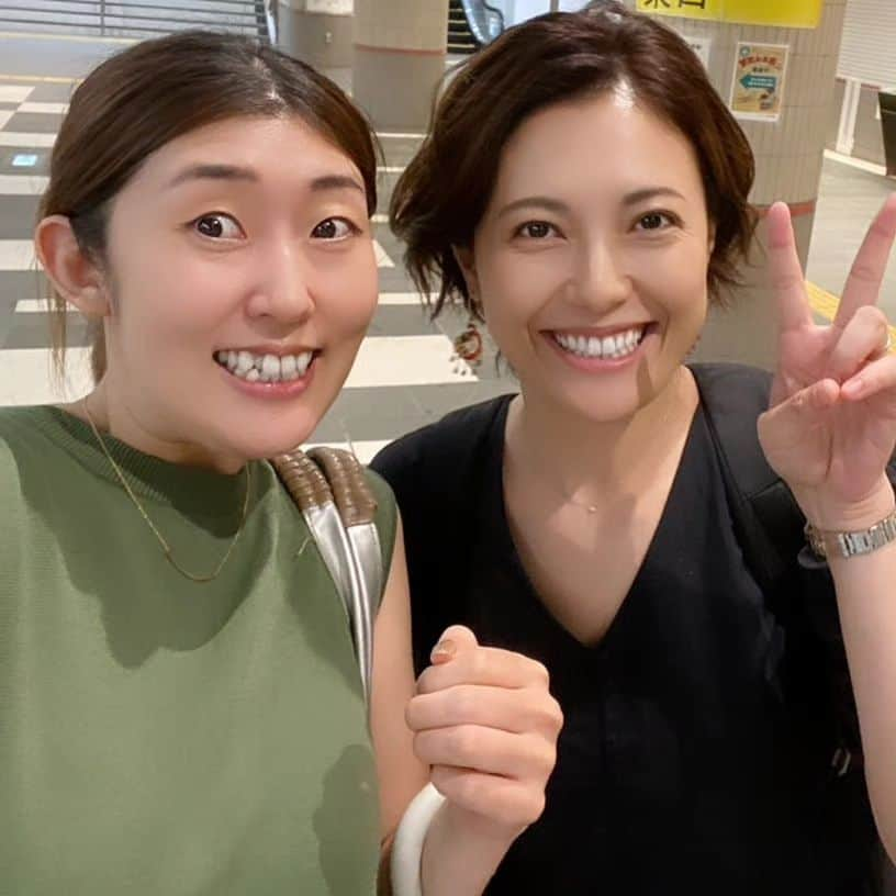 梅田陽子のインスタグラム：「. 海外転勤が決まったまなみん 自由に羽ばたいておいでー😁  いつもありがとうね☺  また会えるのを楽しみに！ 遊びにいぐっ！  #キャリア女子 #仕事は生きることの表現方法  #会社員 #フリーランス #海外 #海外駐在 #仕事 #楽しい」