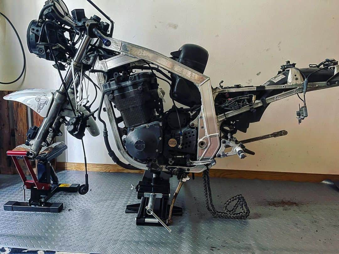 のインスタグラム：「毎日健康レストア  #gsxr1100 #油冷エンジン  #gu74b #バイクレストア中」