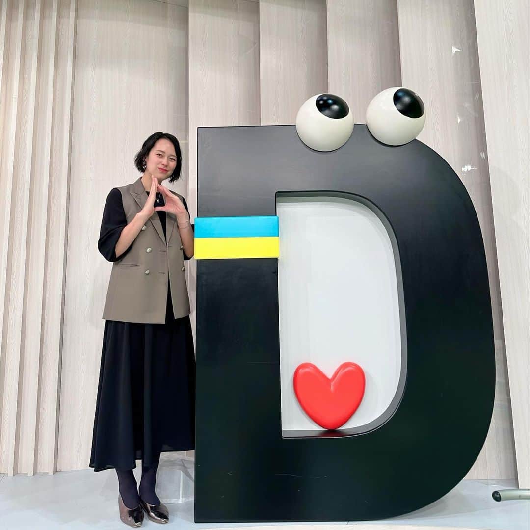 のインスタグラム：「. 日本テレビ『Day Day.』 初めて出演させていただきました‼︎ . 出演者のみなさんがとても優しく 穏やかな空気感の番組だったので安心して とても楽しく2時間過ごすことができました😊✨ . またご一緒させていただけると嬉しいです🥰 出演者のみなさま スタッフのみなさま ありがとうございました‼︎‼︎‼︎ . . 遠目からは大きく見えたデイくんと 並んでみたら同じくらいでした🤣 . . #Dayday #デイくん」
