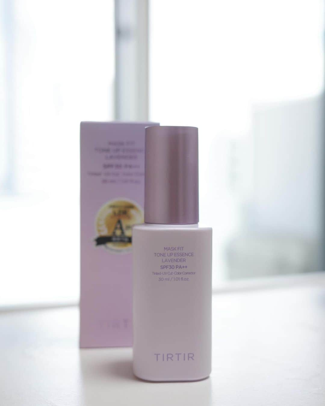 池田沙代さんのインスタグラム写真 - (池田沙代Instagram)「🪻💜  TIRTIRの 『MASK FIT TONE UP ESSENCE LAVENDER』 をお試ししました🪻💜  @tirtir_jp_official  @tirtir_official   マスクフィットシリーズ新作、 マスクフィットトーンアップベースライン。  スキンケアと紫外線ケアが1つでできる 簡単オールインワンベースです。  ラベンダーを選んだので 肌のトーンとカラー補正をしてくれて くすんだ肌が明るく見えます💡  これにパウダーだけでも綺麗になるし 私は少し黒めのファンデだけど 下に仕込むと透明感が出る💜  年々くすんでいきますので👵🏼 トーンとカラー補正できるの嬉しい💜  しっとりした使い心地で 伸びがよく少量ですむのもいい💡  チェックしてみてください✨  #ティルティル#tirtir #pr #トーンアップエッセンス #化粧下地 #カラーベース  #パープルベース #トーンアップベース #メイクベース #ベースメイク #下地」9月27日 13時23分 - sayopi