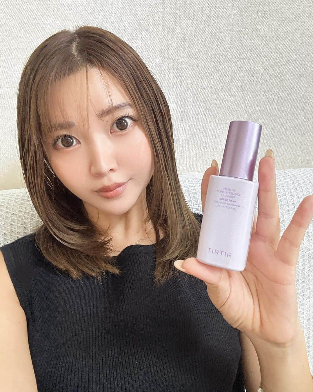 池田沙代さんのインスタグラム写真 - (池田沙代Instagram)「🪻💜  TIRTIRの 『MASK FIT TONE UP ESSENCE LAVENDER』 をお試ししました🪻💜  @tirtir_jp_official  @tirtir_official   マスクフィットシリーズ新作、 マスクフィットトーンアップベースライン。  スキンケアと紫外線ケアが1つでできる 簡単オールインワンベースです。  ラベンダーを選んだので 肌のトーンとカラー補正をしてくれて くすんだ肌が明るく見えます💡  これにパウダーだけでも綺麗になるし 私は少し黒めのファンデだけど 下に仕込むと透明感が出る💜  年々くすんでいきますので👵🏼 トーンとカラー補正できるの嬉しい💜  しっとりした使い心地で 伸びがよく少量ですむのもいい💡  チェックしてみてください✨  #ティルティル#tirtir #pr #トーンアップエッセンス #化粧下地 #カラーベース  #パープルベース #トーンアップベース #メイクベース #ベースメイク #下地」9月27日 13時23分 - sayopi