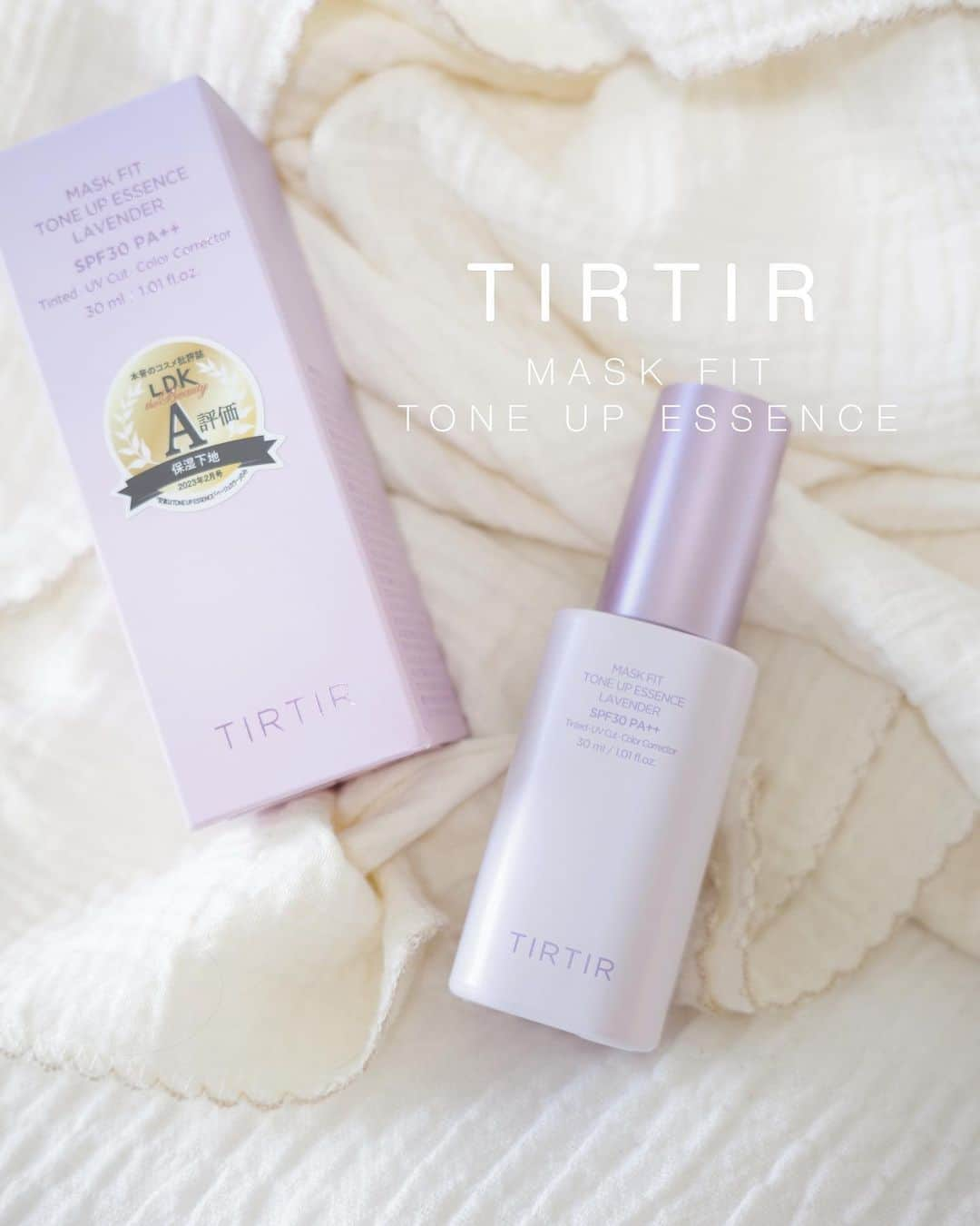 池田沙代のインスタグラム：「🪻💜  TIRTIRの 『MASK FIT TONE UP ESSENCE LAVENDER』 をお試ししました🪻💜  @tirtir_jp_official  @tirtir_official   マスクフィットシリーズ新作、 マスクフィットトーンアップベースライン。  スキンケアと紫外線ケアが1つでできる 簡単オールインワンベースです。  ラベンダーを選んだので 肌のトーンとカラー補正をしてくれて くすんだ肌が明るく見えます💡  これにパウダーだけでも綺麗になるし 私は少し黒めのファンデだけど 下に仕込むと透明感が出る💜  年々くすんでいきますので👵🏼 トーンとカラー補正できるの嬉しい💜  しっとりした使い心地で 伸びがよく少量ですむのもいい💡  チェックしてみてください✨  #ティルティル#tirtir #pr #トーンアップエッセンス #化粧下地 #カラーベース  #パープルベース #トーンアップベース #メイクベース #ベースメイク #下地」